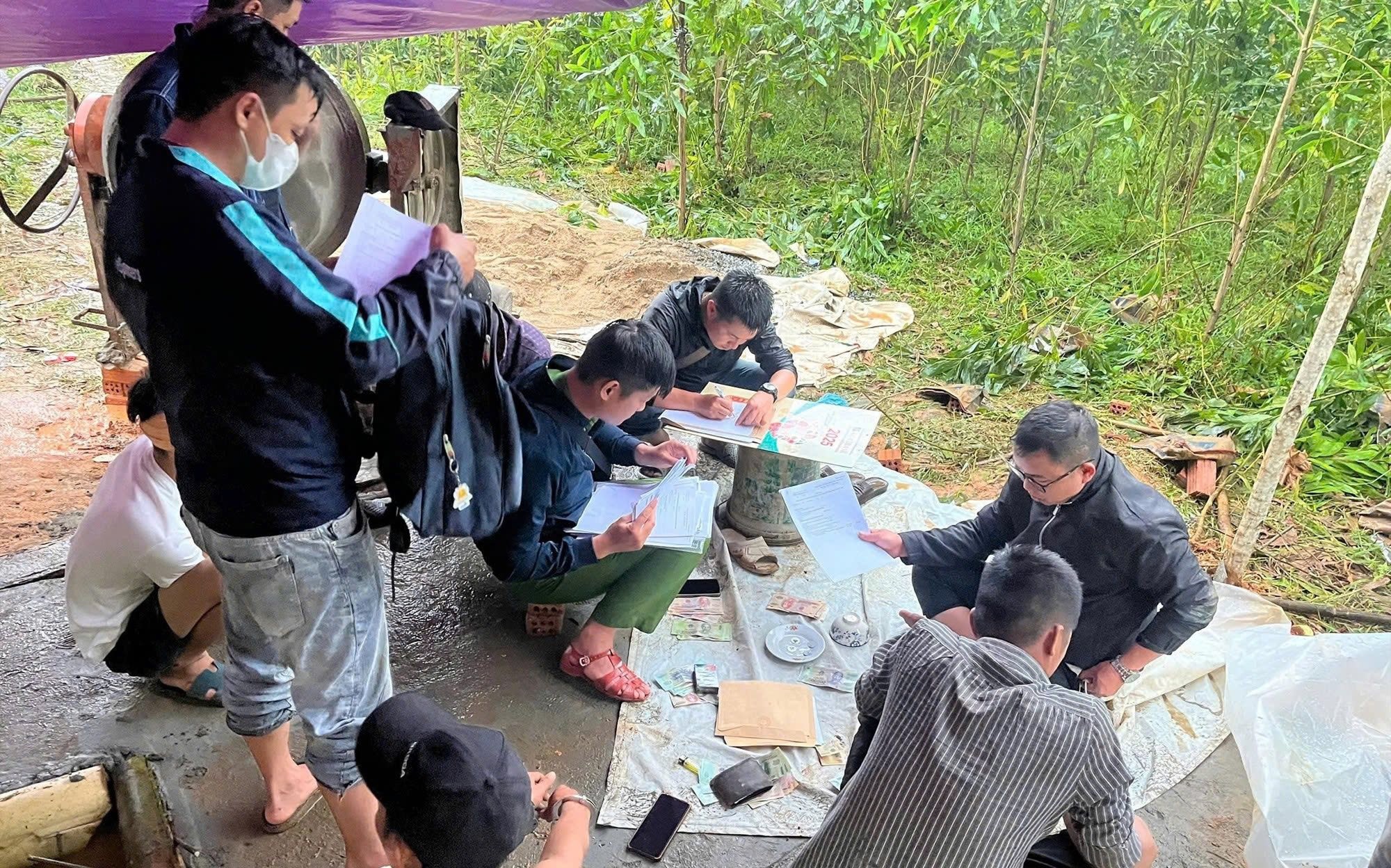 Bắt quả tang nhóm người lợi dụng đào huyệt đám tang để đánh bạc- Ảnh 1. Bắt quả tang nhóm người lợi dụng đào huyệt đám tang để đánh bạc- Ảnh 1.