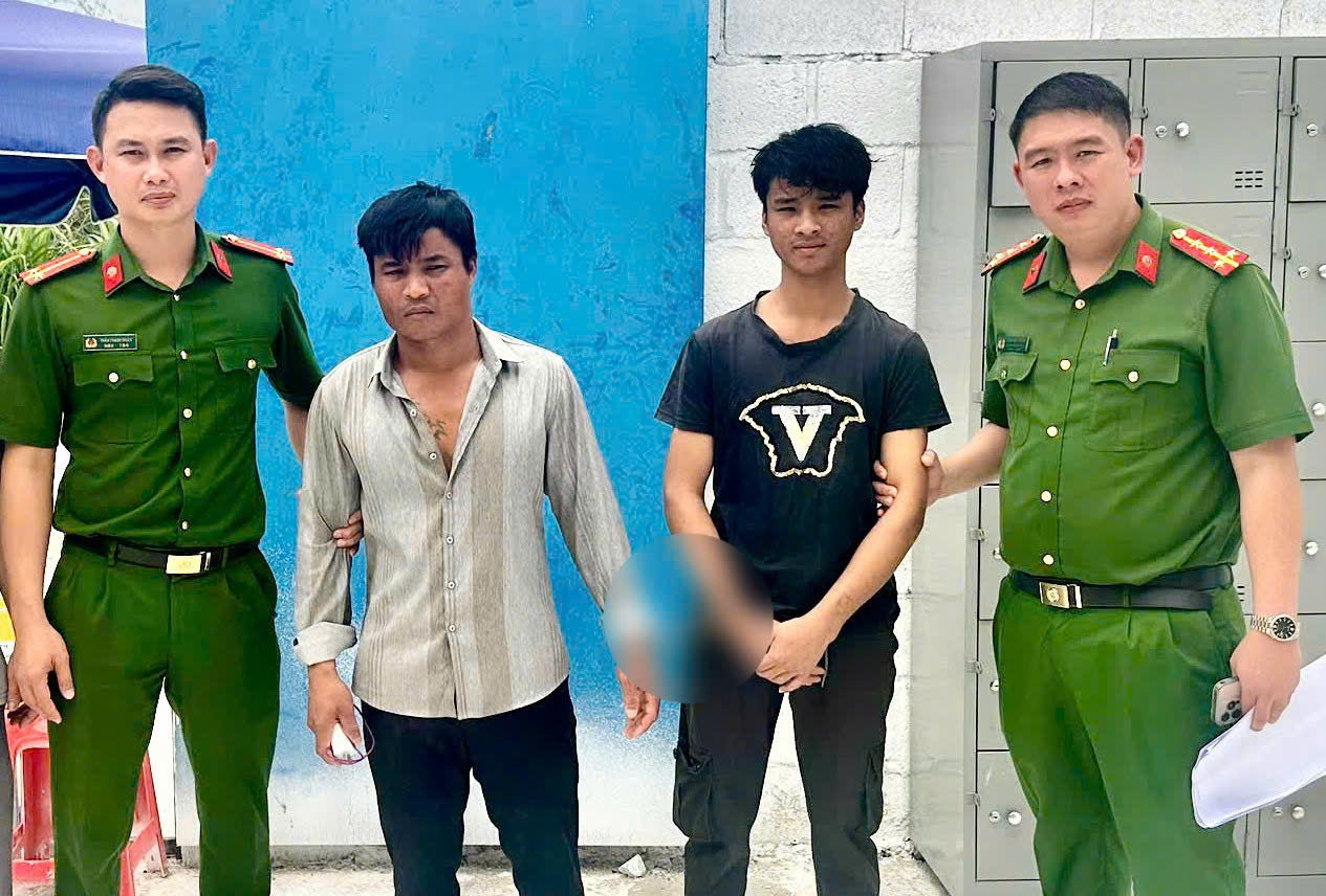 Bắt Nông Văn Tuấn và "vợ hờ" cùng 44 ống nhựa bịt kín 2 đầu- Ảnh 2. Bắt Nông Văn Tuấn và "vợ hờ" cùng 44 ống nhựa bịt kín 2 đầu- Ảnh 2.