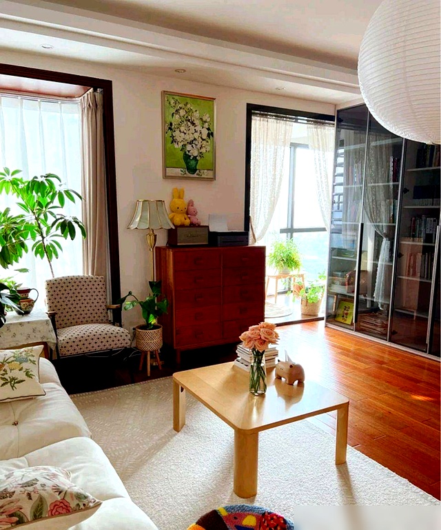 Căn hộ của người phụ nữ 40 tuổi khiến h&agrave;ng ngh&igrave;n người ghen tị: Kh&ocirc;ng đắt tiền nhưng tinh tế đến từng g&oacute;c- Ảnh 1.