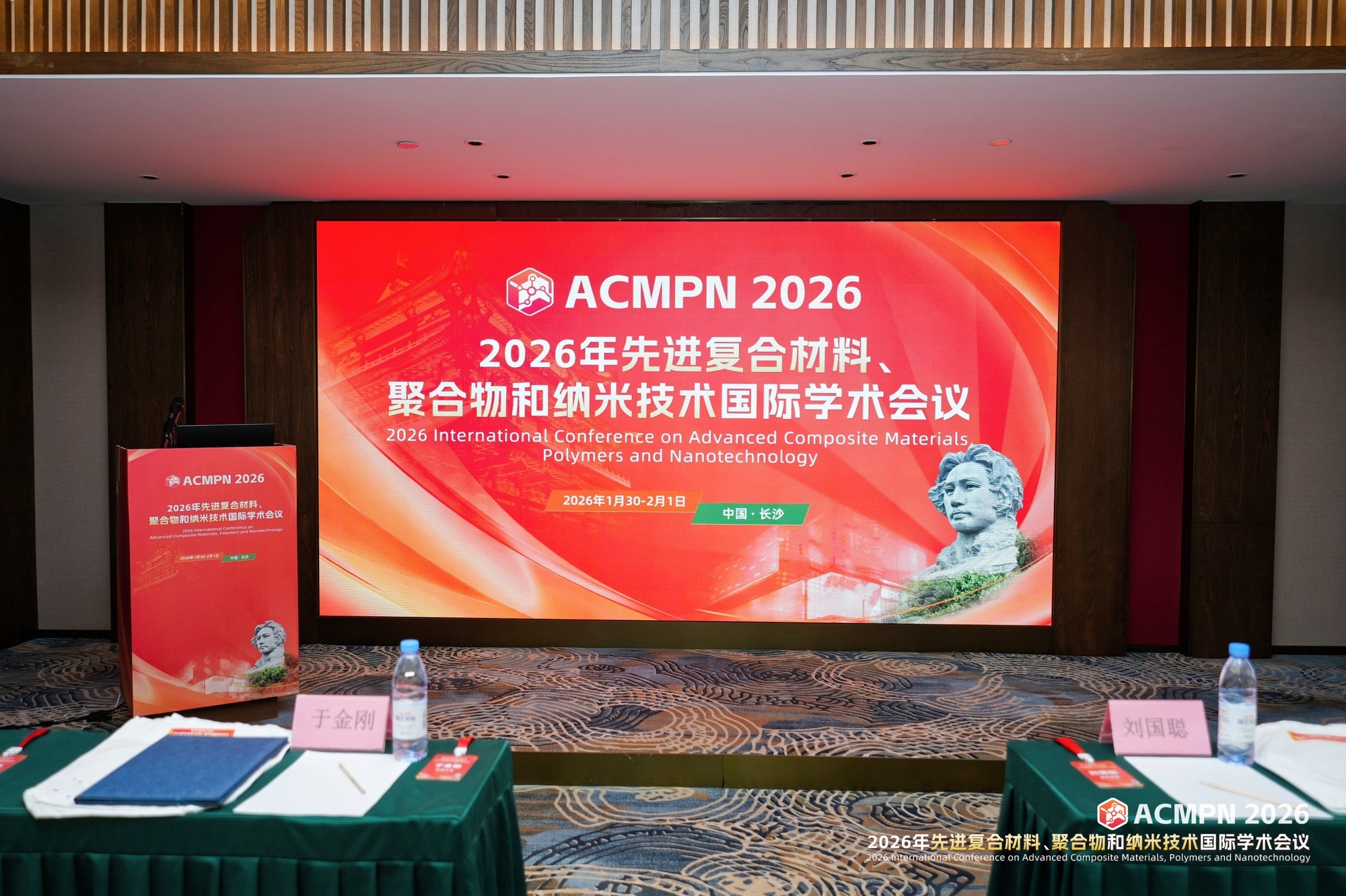 C&ocirc; g&aacute;i đeo balo đen về ra mắt nh&agrave; bạn trai, d&acirc;n mạng soi logo rồi ph&aacute;n: "Lương &iacute;t nhất tiền tỷ"- Ảnh 2.