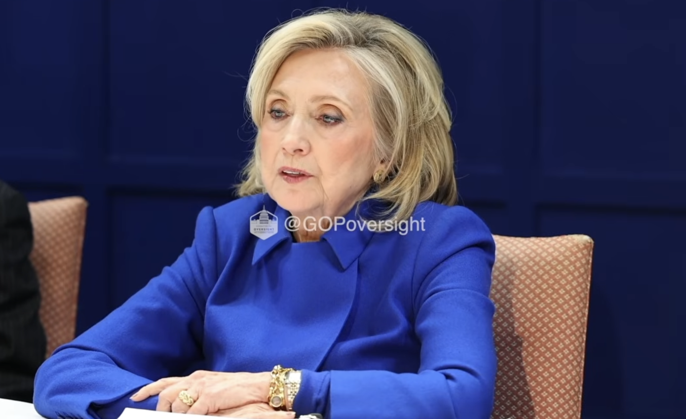 &Ocirc;ng Bill Clinton run tay, b&agrave; Hillary đập b&agrave;n nổi giận tại buổi điều trần- Ảnh 2.