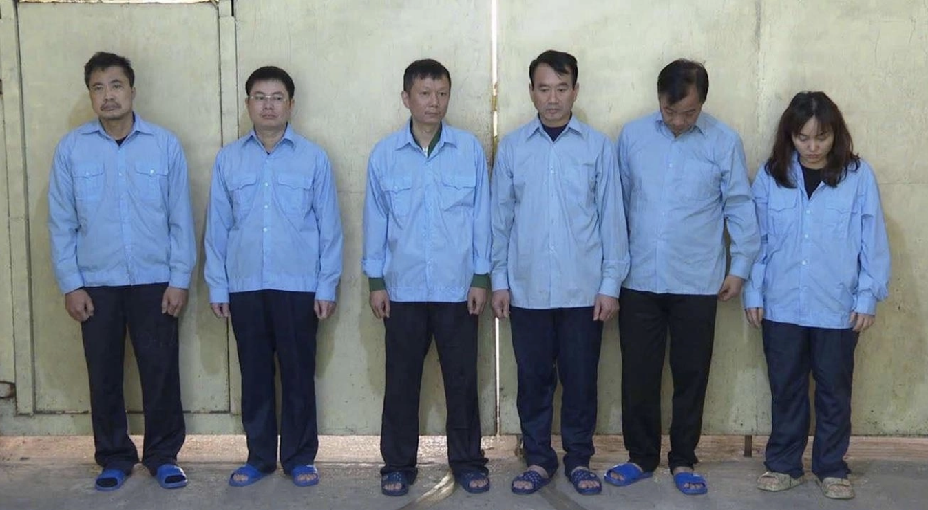 Hai cựu Chủ tịch phường nhận hối lộ "bảo kê" xây sân pickleball trái phép- Ảnh 1. Hai cựu Chủ tịch phường nhận hối lộ "bảo kê" xây sân pickleball trái phép- Ảnh 1.