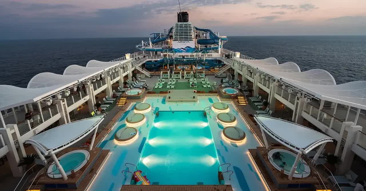 &Aacute;c mộng của nh&agrave; gi&agrave;u: H&agrave;ng ng&agrave;n h&agrave;nh kh&aacute;ch đang mắc kẹt tr&ecirc;n c&aacute;c du thuyền tại Trung Đ&ocirc;ng, kh&ocirc;ng thể đi tiếp cũng kh&ocirc;ng thể về nh&agrave;- Ảnh 2.