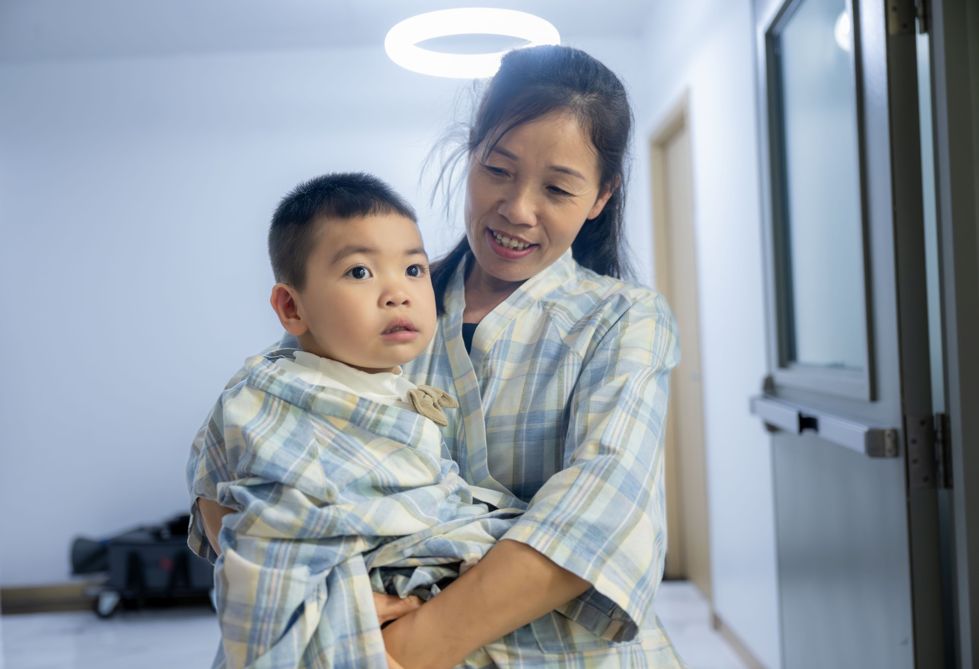 B&eacute; trai 3 tuổi từng bị ti&ecirc;n lượng chết n&atilde;o, sống đời thực vật sau đuối nước: Khoảnh khắc gọi 