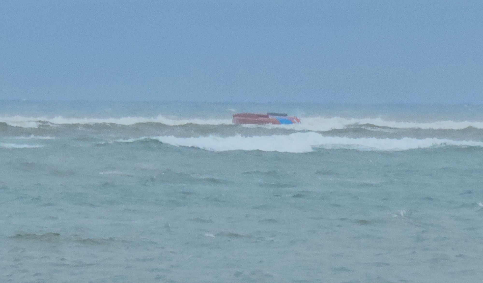 T&agrave;u c&aacute; lật ở cửa biển Nhật Lệ: 7 ngư d&acirc;n rơi xuống biển, 1 người tử vong- Ảnh 1.