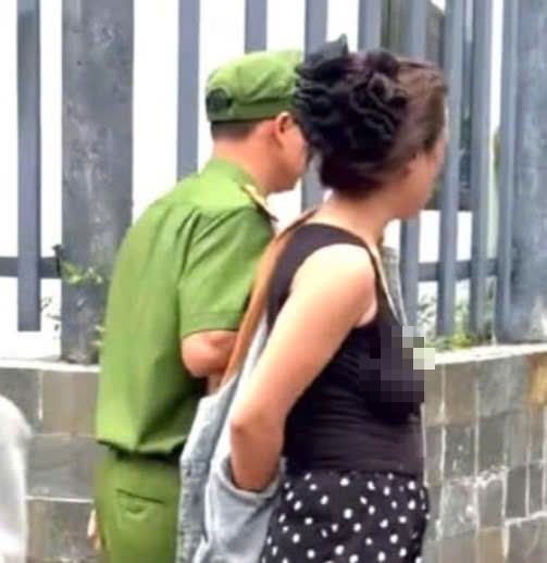 Người phụ nữ c&oacute; &ldquo;h&agrave;nh động lạ&rdquo; tr&ecirc;n phố khiến nhiều người hoảng hốt- Ảnh 1.