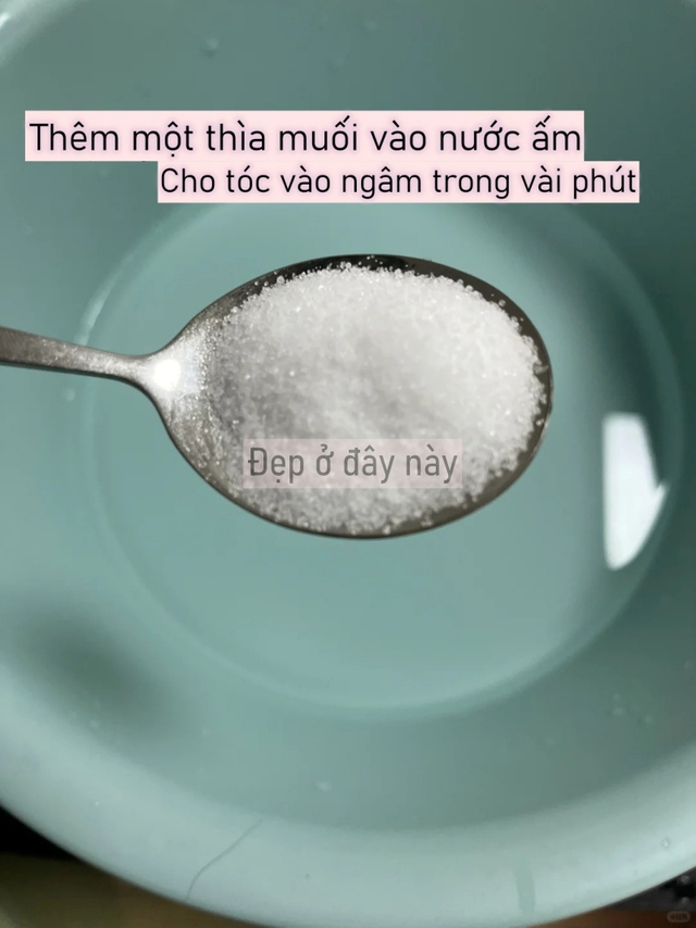 Thử ng&acirc;m t&oacute;c với nước muối 5 ph&uacute;t trước khi gội, t&ocirc;i kh&ocirc;ng ngờ t&oacute;c sạch v&agrave; giảm hẳn bết dầu- Ảnh 1.