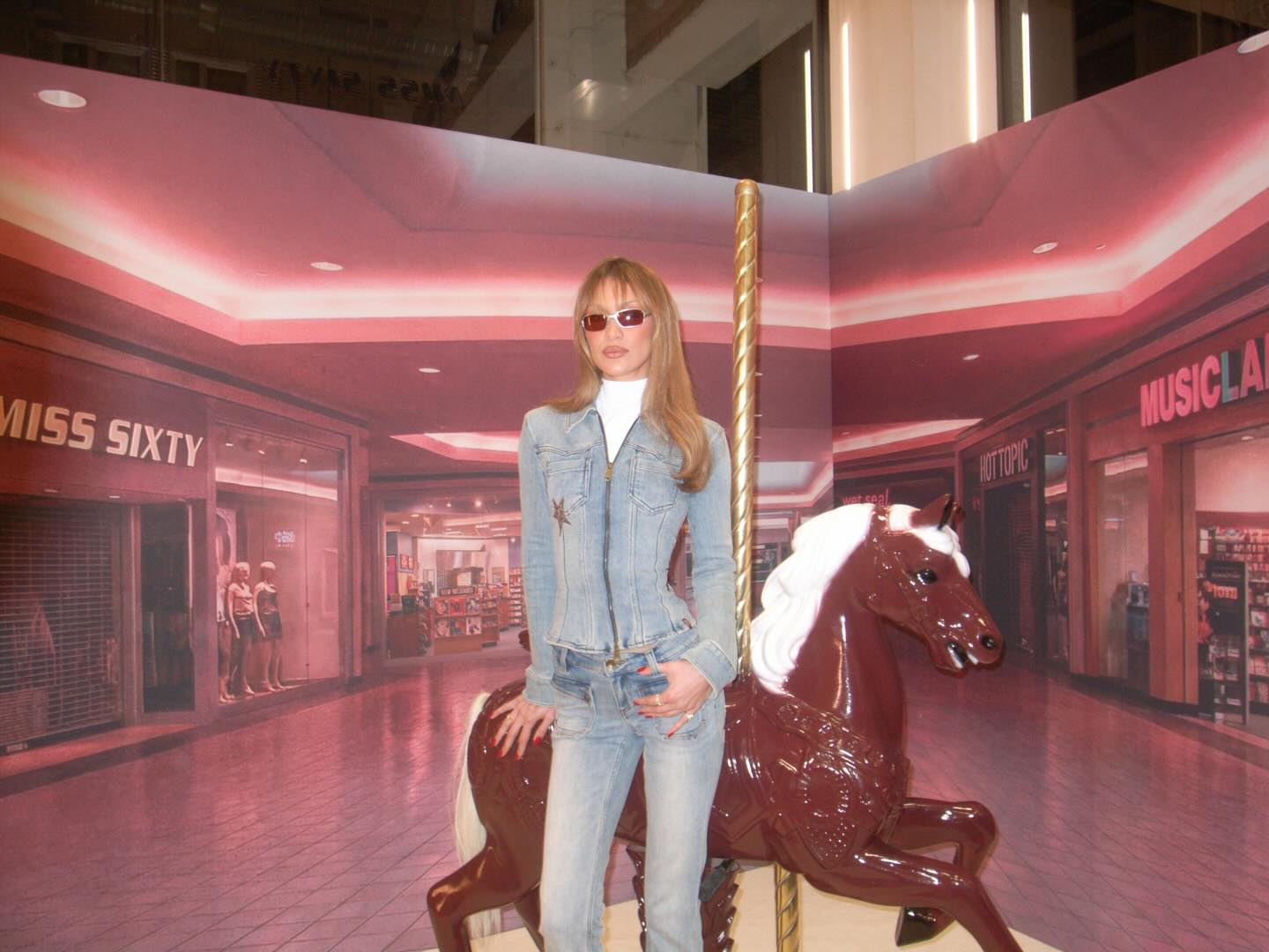 3 triệu người hoang mang với th&acirc;n h&igrave;nh mỏng d&iacute;nh của Bella Hadid- Ảnh 3.