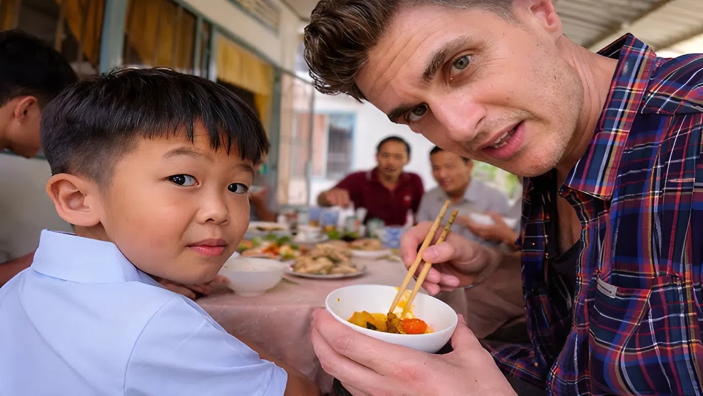 Tự tin khen con bạn bằng tiếng Việt nhưng nhầm 1 chữ, anh T&acirc;y khiến cả ph&ograve;ng kh&aacute;ch nh&agrave; bạn im phăng phắc- Ảnh 1.