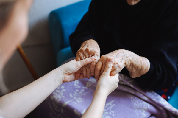 Cụ &ocirc;ng 93 tuổi di ch&uacute;c t&agrave;i sản 14 tỷ đồng v&agrave; 5 BĐS cho h&agrave;ng x&oacute;m, người th&acirc;n trắng tay đồng loạt kiện ra t&ograve;a: "Người ngo&agrave;i huyết thống kh&ocirc;ng c&oacute; quyền thừa kế"- Ảnh 1.