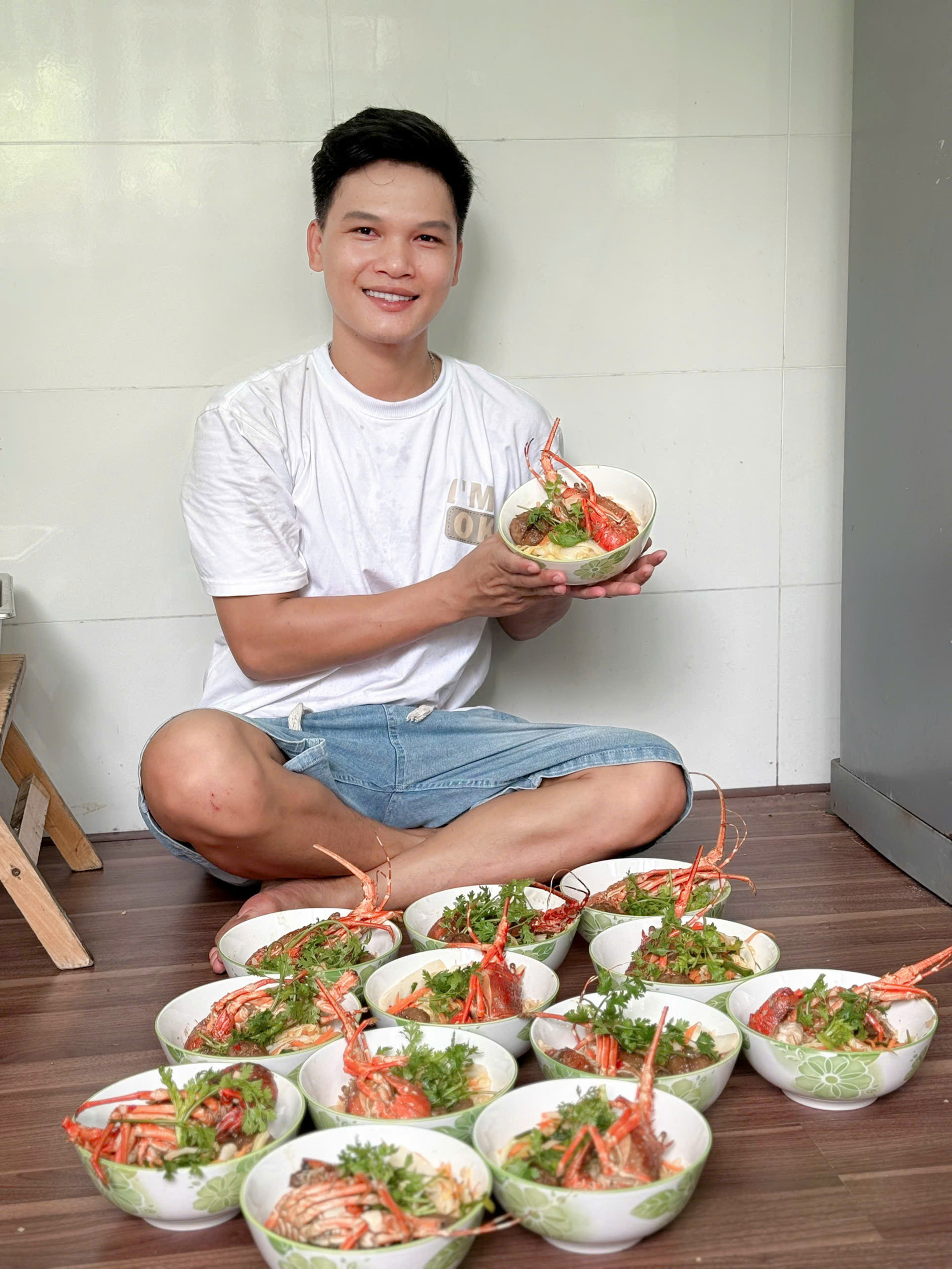 Nấu t&ocirc;m h&ugrave;m, vịt quay đ&atilde;i thợ x&acirc;y trong 3 th&aacute;ng, mới dọn v&agrave;o ở đ&atilde; nứt trần, mưa dột xối xả: TikToker miền T&acirc;y "kh&oacute;c r&ograve;ng"!- Ảnh 1.