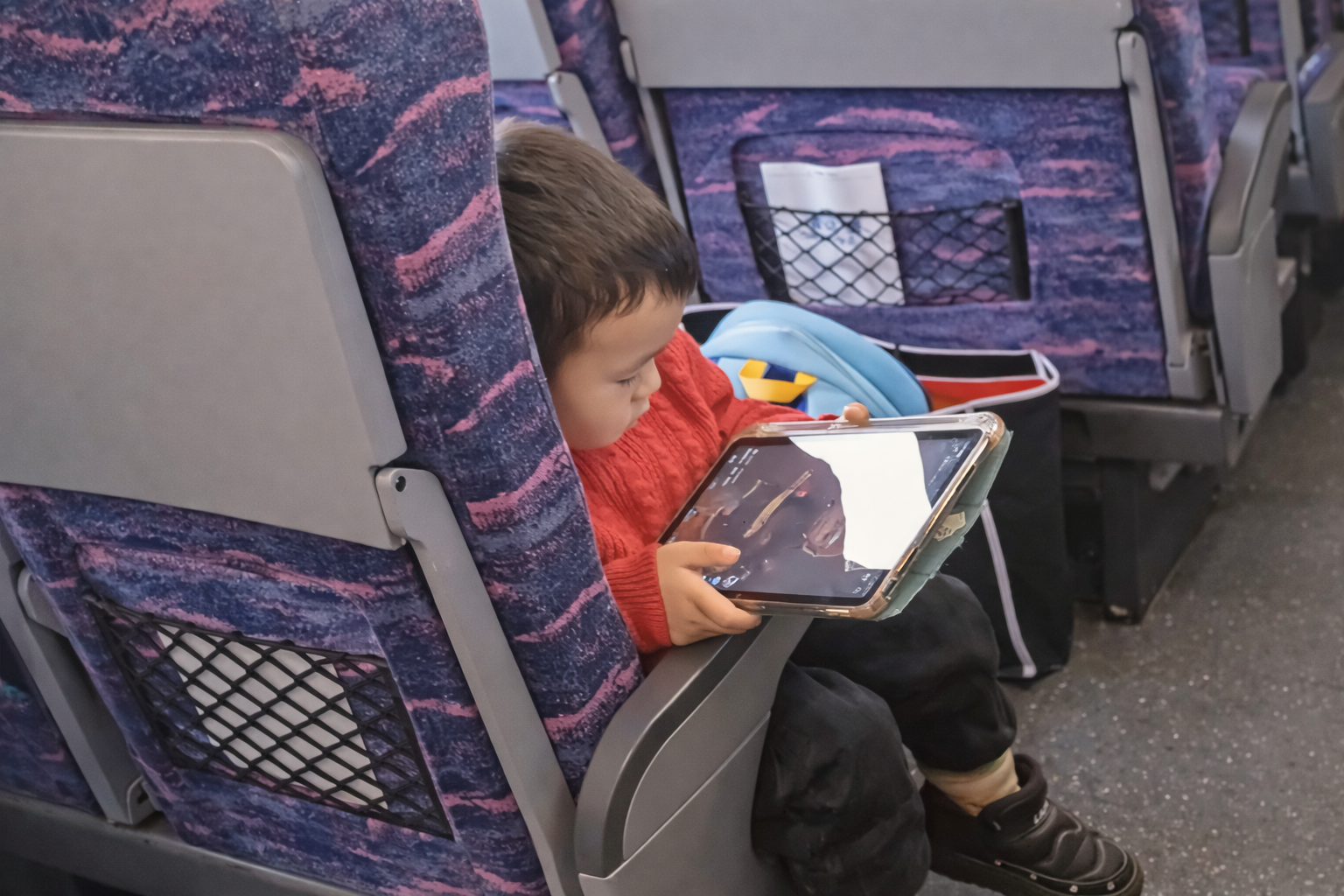 Một đoạn video "nuôi con đẳng cấp" trên tàu cao tốc bị 92.000 người chế giễu- Ảnh 3. Một đoạn video "nuôi con đẳng cấp" trên tàu cao tốc bị 92.000 người chế giễu- Ảnh 3.