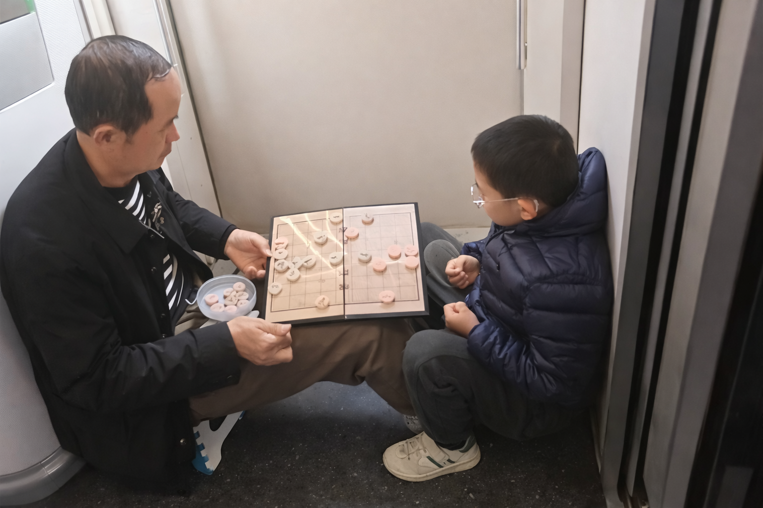 Một đoạn video "nuôi con đẳng cấp" trên tàu cao tốc bị 92.000 người chế giễu- Ảnh 1. Một đoạn video "nuôi con đẳng cấp" trên tàu cao tốc bị 92.000 người chế giễu- Ảnh 1.