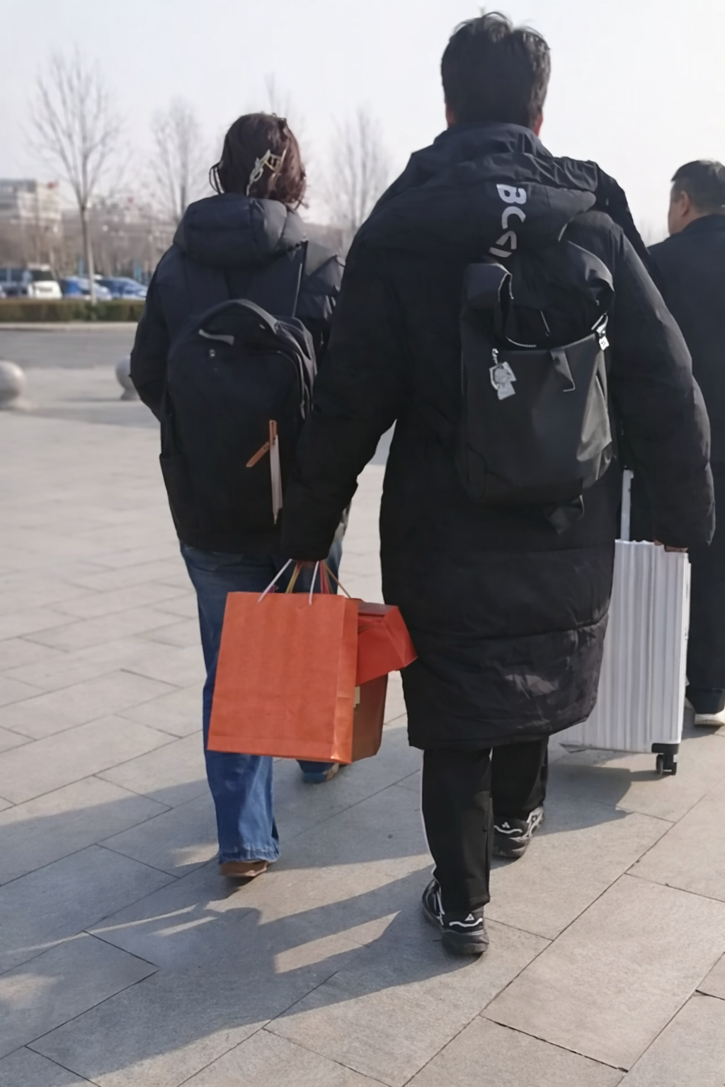 C&ocirc; g&aacute;i đeo balo đen về ra mắt nh&agrave; bạn trai, d&acirc;n mạng soi logo rồi ph&aacute;n: "Lương &iacute;t nhất tiền tỷ"- Ảnh 1.