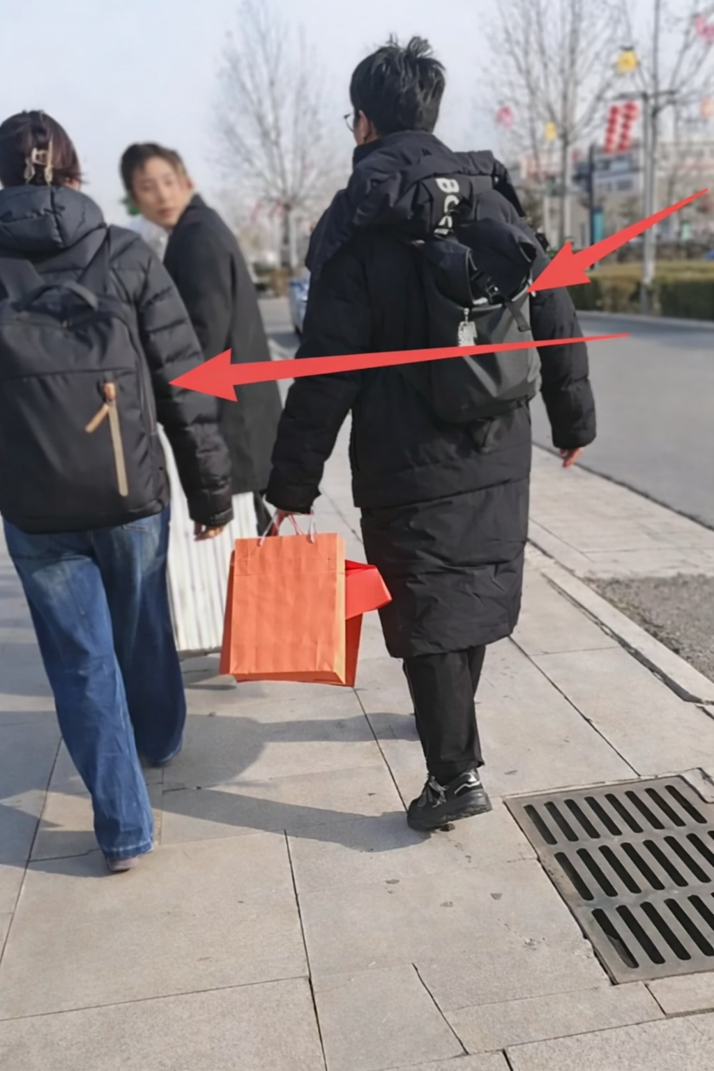 C&ocirc; g&aacute;i đeo balo đen về ra mắt nh&agrave; bạn trai, d&acirc;n mạng soi logo rồi ph&aacute;n: "Lương &iacute;t nhất tiền tỷ"- Ảnh 3.