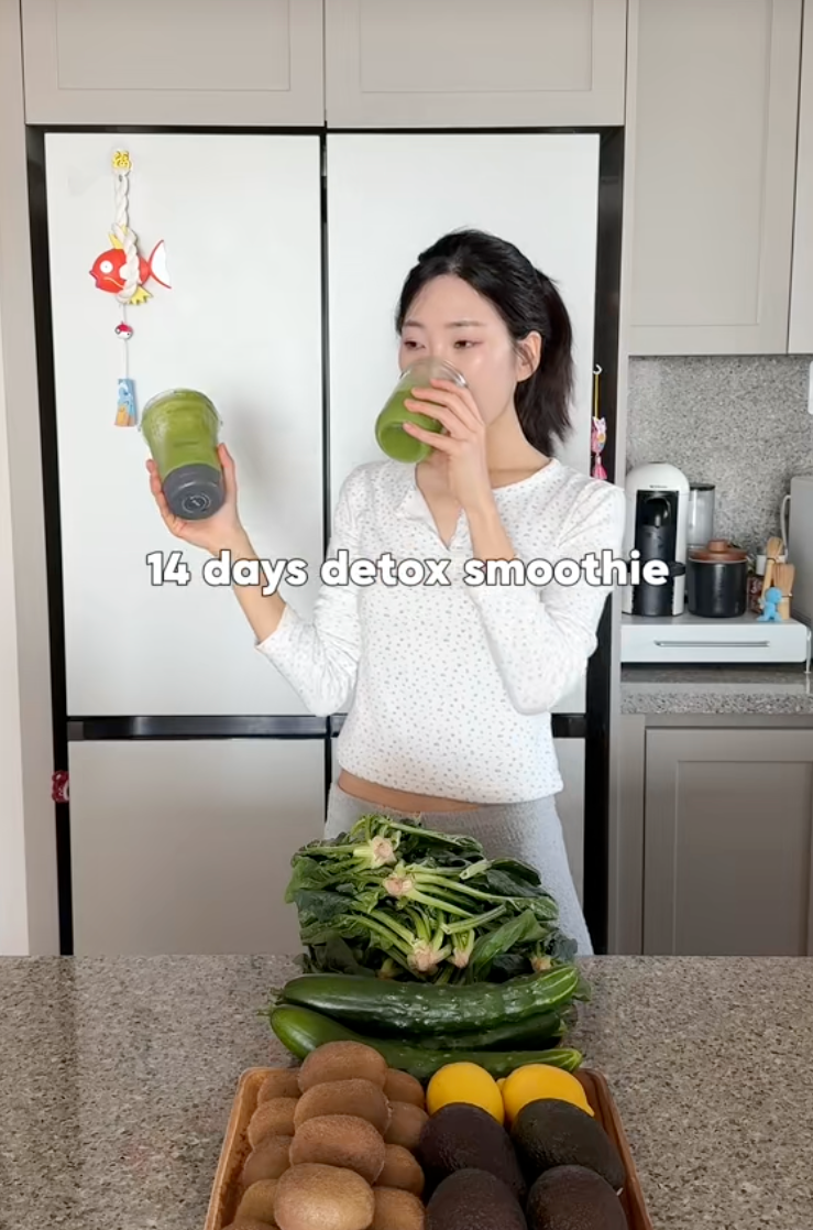 Phụ nữ H&agrave;n hạn chế da mụn v&agrave; detox v&oacute;c d&aacute;ng nhờ 1 cốc sinh tố m&agrave;u xanh l&aacute; mỗi s&aacute;ng- Ảnh 2.