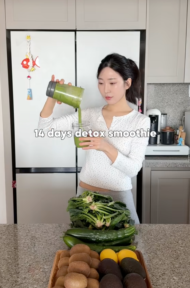 Phụ nữ H&agrave;n hạn chế da mụn v&agrave; detox v&oacute;c d&aacute;ng nhờ 1 cốc sinh tố m&agrave;u xanh l&aacute; mỗi s&aacute;ng- Ảnh 1.