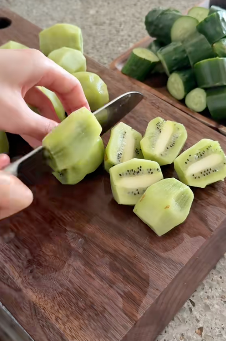 Phụ nữ H&agrave;n hạn chế da mụn v&agrave; detox v&oacute;c d&aacute;ng nhờ 1 cốc sinh tố m&agrave;u xanh l&aacute; mỗi s&aacute;ng- Ảnh 4.