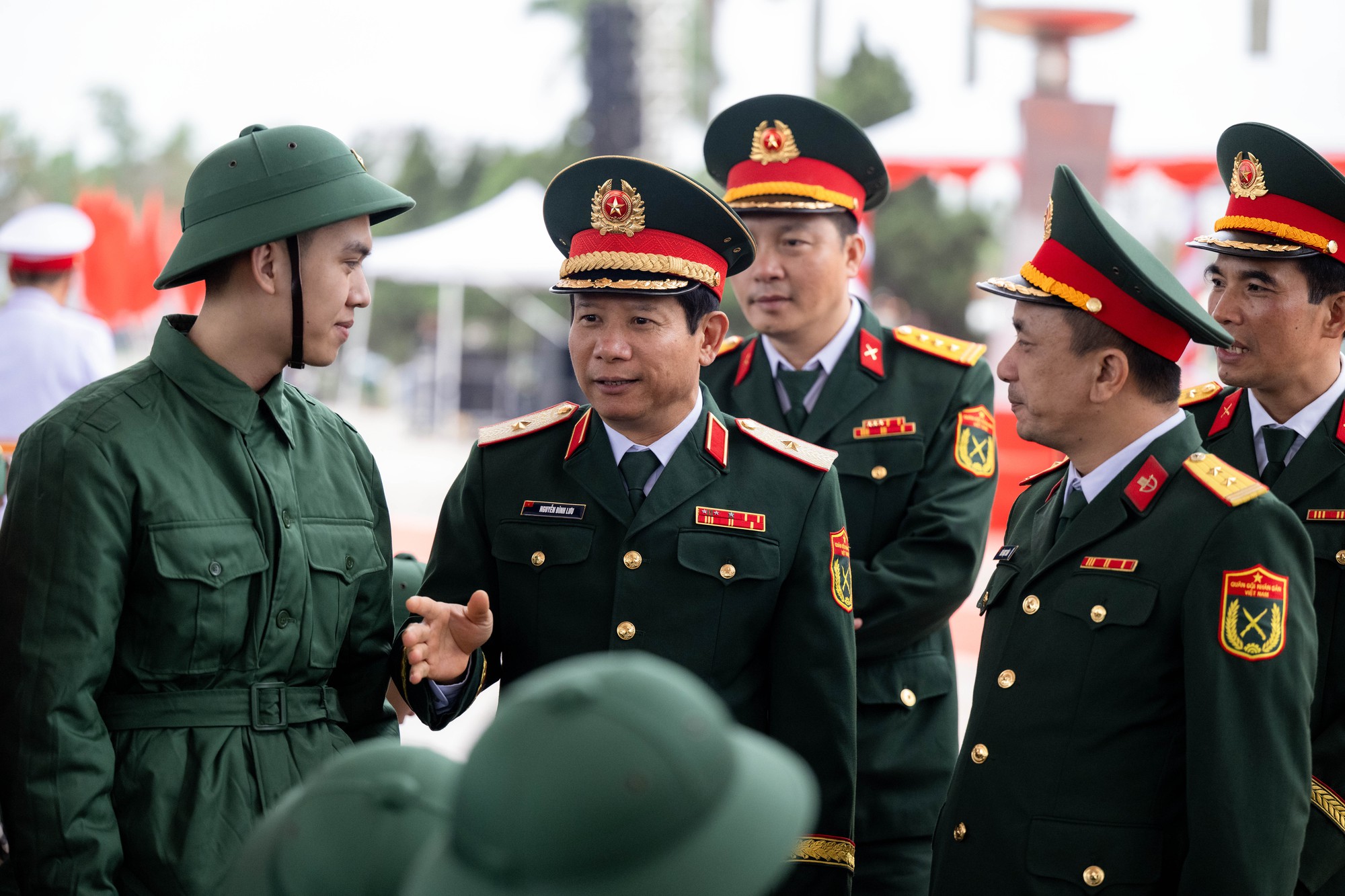 Những khoảnh khắc x&uacute;c động trong ng&agrave;y hội t&ograve;ng qu&acirc;n: L&aacute; thư tay của mẹ v&agrave; những c&aacute;i &ocirc;m siết chặt tiếp th&ecirc;m sức mạnh cho h&agrave;ng ngh&igrave;n t&acirc;n binh- Ảnh 22.