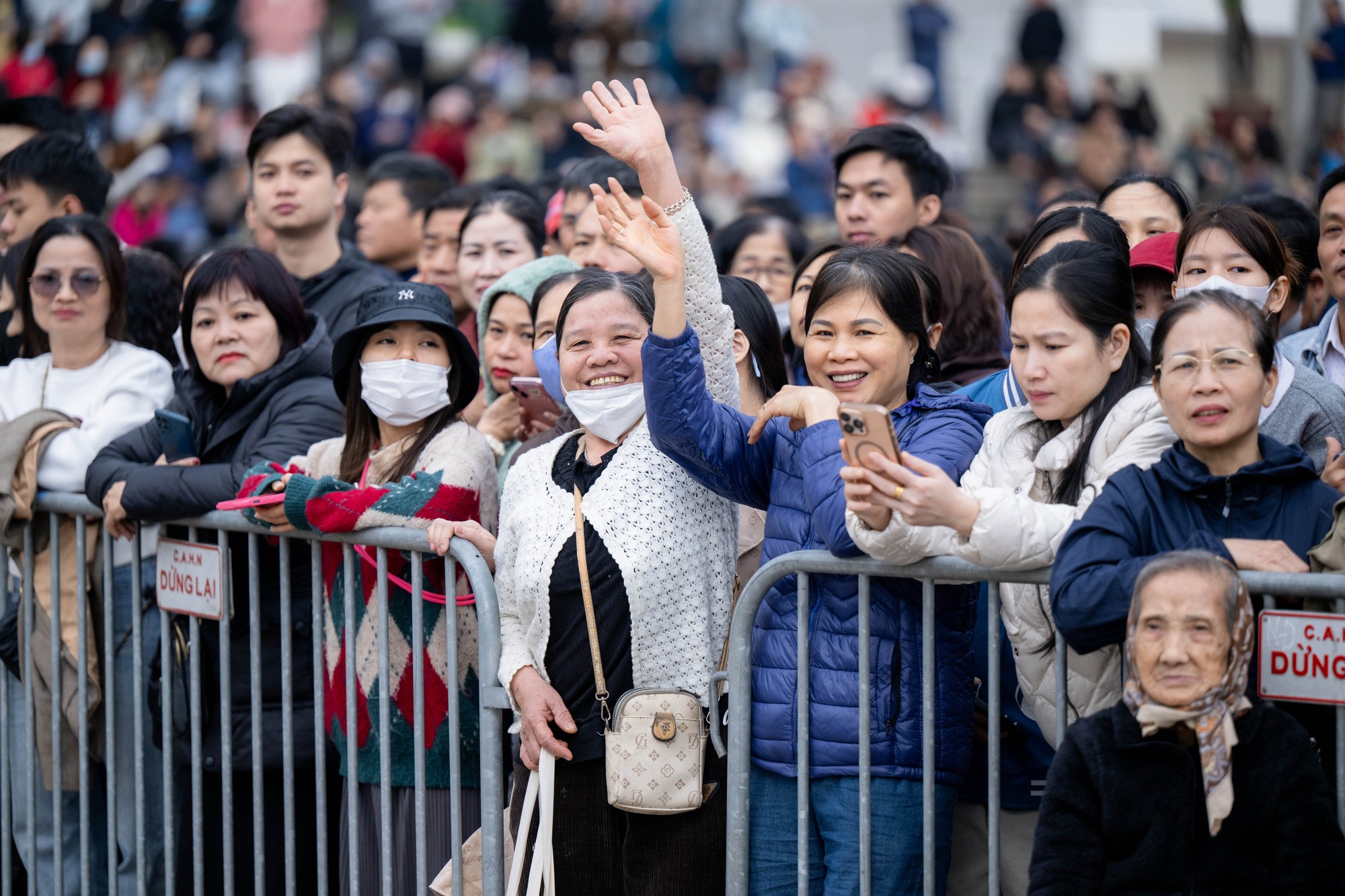 Những khoảnh khắc x&uacute;c động trong ng&agrave;y hội t&ograve;ng qu&acirc;n: L&aacute; thư tay của mẹ v&agrave; những c&aacute;i &ocirc;m siết chặt tiếp th&ecirc;m sức mạnh cho h&agrave;ng ngh&igrave;n t&acirc;n binh- Ảnh 16.