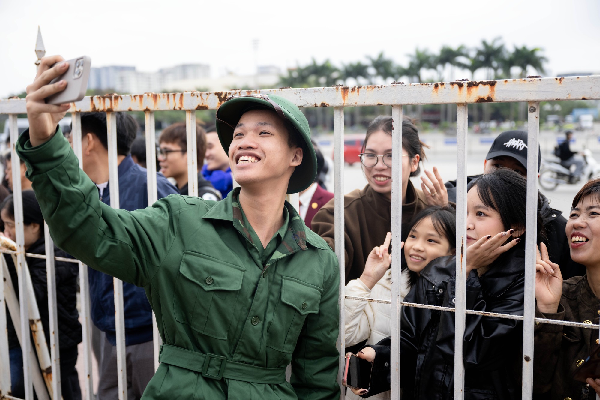 Những khoảnh khắc x&uacute;c động trong ng&agrave;y hội t&ograve;ng qu&acirc;n: L&aacute; thư tay của mẹ v&agrave; những c&aacute;i &ocirc;m siết chặt tiếp th&ecirc;m sức mạnh cho h&agrave;ng ngh&igrave;n t&acirc;n binh- Ảnh 14.