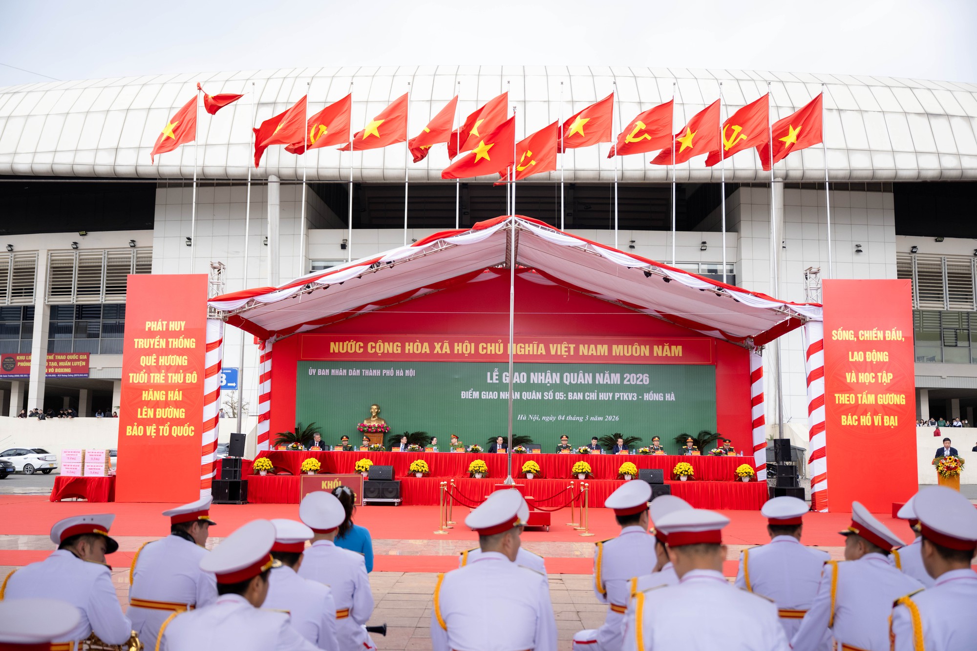 Những khoảnh khắc x&uacute;c động trong ng&agrave;y hội t&ograve;ng qu&acirc;n: L&aacute; thư tay của mẹ v&agrave; những c&aacute;i &ocirc;m siết chặt tiếp th&ecirc;m sức mạnh cho h&agrave;ng ngh&igrave;n t&acirc;n binh- Ảnh 13.