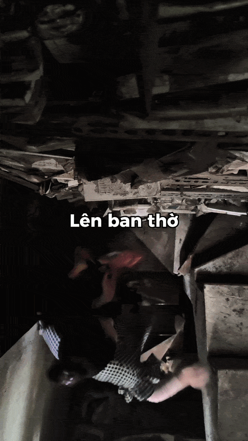 Cảnh n&agrave;ng d&acirc;u thắp hương m&ugrave;ng 1 trong nh&agrave; phố cổ H&agrave; Nội h&uacute;t gần 6 triệu lượt xem- Ảnh 1.