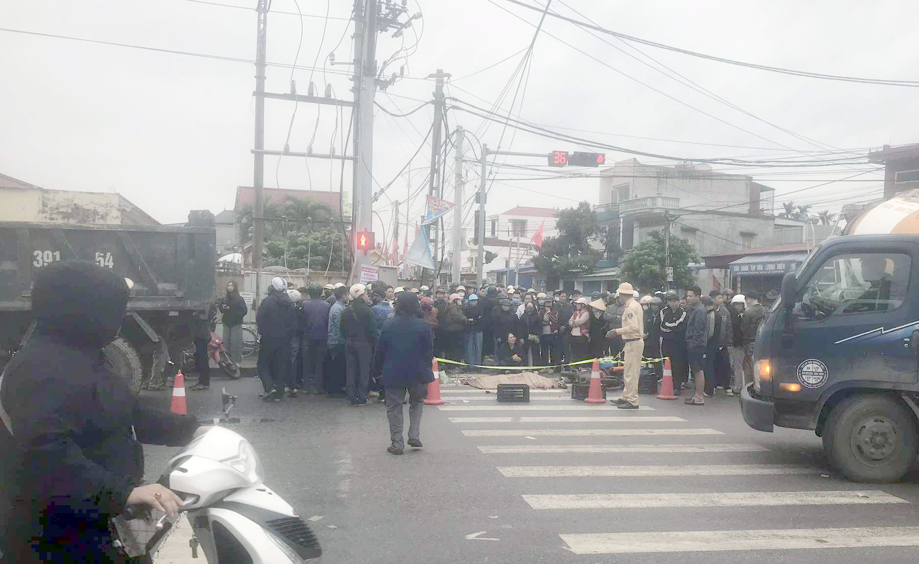 Xe tải t&ocirc;ng xe m&aacute;y điện, hai b&agrave; ch&aacute;u thương vong- Ảnh 1.