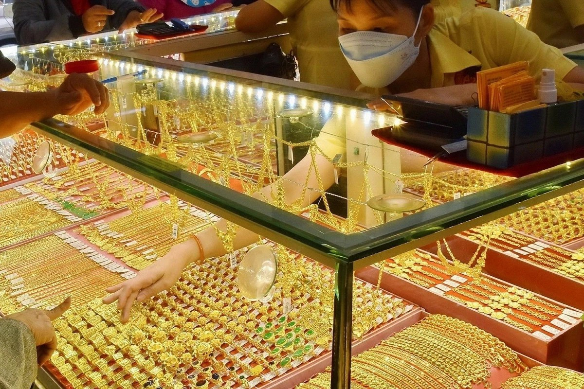 Ph&aacute;t hiện người đ&agrave;n &ocirc;ng chi 19 tỷ đồng mua v&agrave;ng kh&ocirc;ng cần nh&igrave;n gi&aacute;, thanh to&aacute;n bằng 3 thẻ ng&acirc;n h&agrave;ng: Chủ tiệm lập tức b&aacute;o c&ocirc;ng an- Ảnh 2.