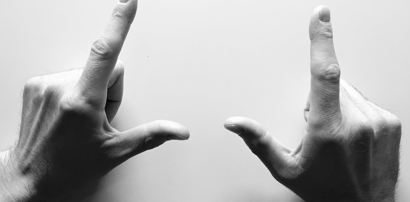 Tại sao nhiều người th&ocirc;ng minh vẫn kh&ocirc;ng ph&acirc;n biệt được tr&aacute;i phải?- Ảnh 2.