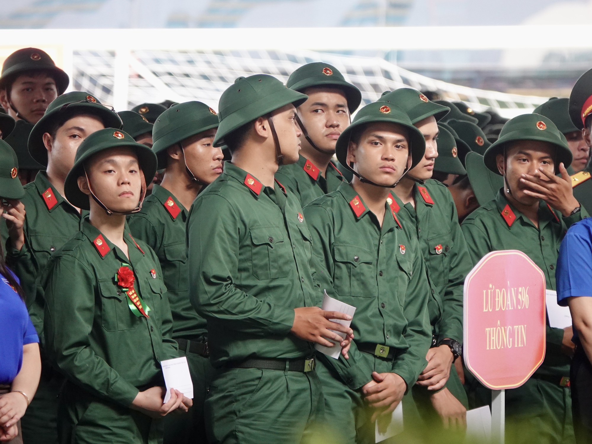 Những khoảnh khắc x&uacute;c động trong ng&agrave;y hội t&ograve;ng qu&acirc;n: L&aacute; thư tay của mẹ v&agrave; những c&aacute;i &ocirc;m siết chặt tiếp th&ecirc;m sức mạnh cho h&agrave;ng ngh&igrave;n t&acirc;n binh- Ảnh 29.