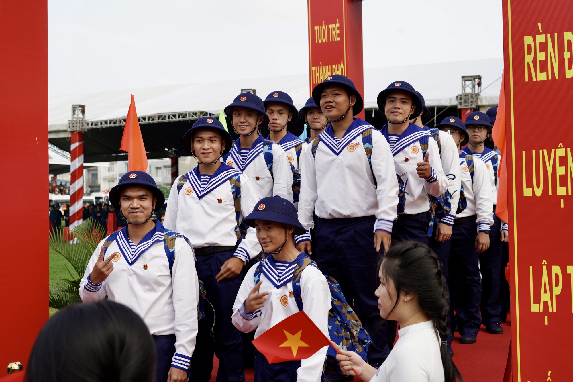 Những khoảnh khắc x&uacute;c động trong ng&agrave;y hội t&ograve;ng qu&acirc;n: L&aacute; thư tay của mẹ v&agrave; những c&aacute;i &ocirc;m siết chặt tiếp th&ecirc;m sức mạnh cho h&agrave;ng ngh&igrave;n t&acirc;n binh- Ảnh 37.