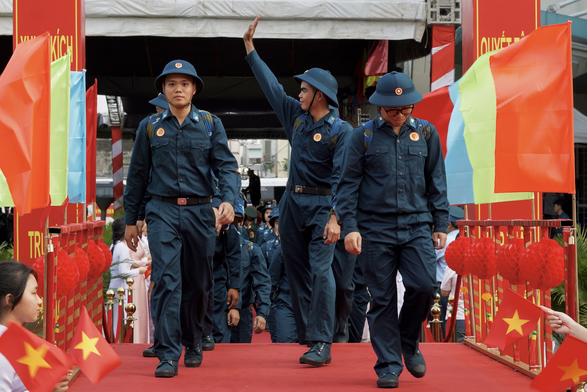Những khoảnh khắc x&uacute;c động trong ng&agrave;y hội t&ograve;ng qu&acirc;n: L&aacute; thư tay của mẹ v&agrave; những c&aacute;i &ocirc;m siết chặt tiếp th&ecirc;m sức mạnh cho h&agrave;ng ngh&igrave;n t&acirc;n binh- Ảnh 25.