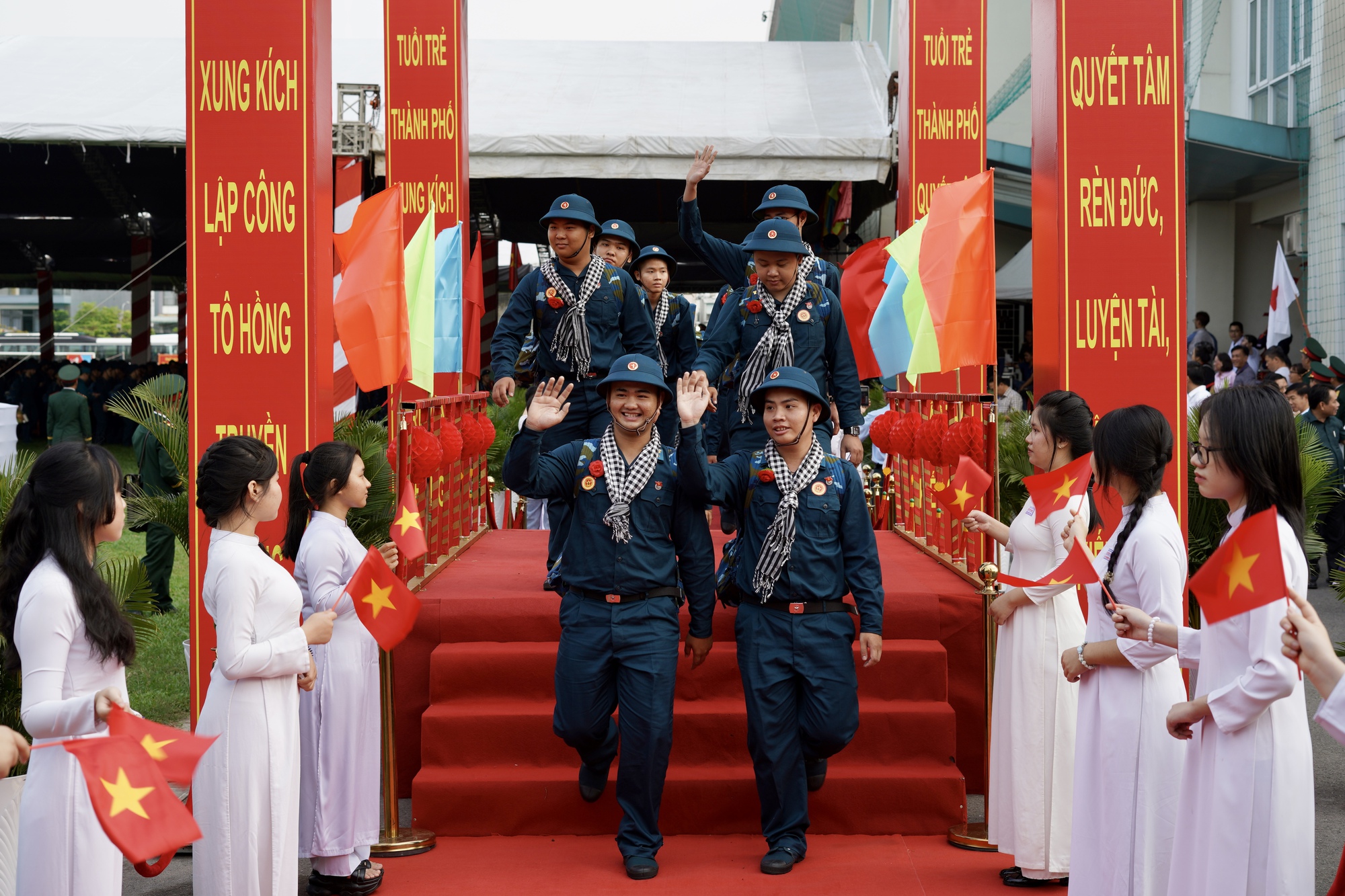 Những khoảnh khắc x&uacute;c động trong ng&agrave;y hội t&ograve;ng qu&acirc;n: L&aacute; thư tay của mẹ v&agrave; những c&aacute;i &ocirc;m siết chặt tiếp th&ecirc;m sức mạnh cho h&agrave;ng ngh&igrave;n t&acirc;n binh- Ảnh 38.