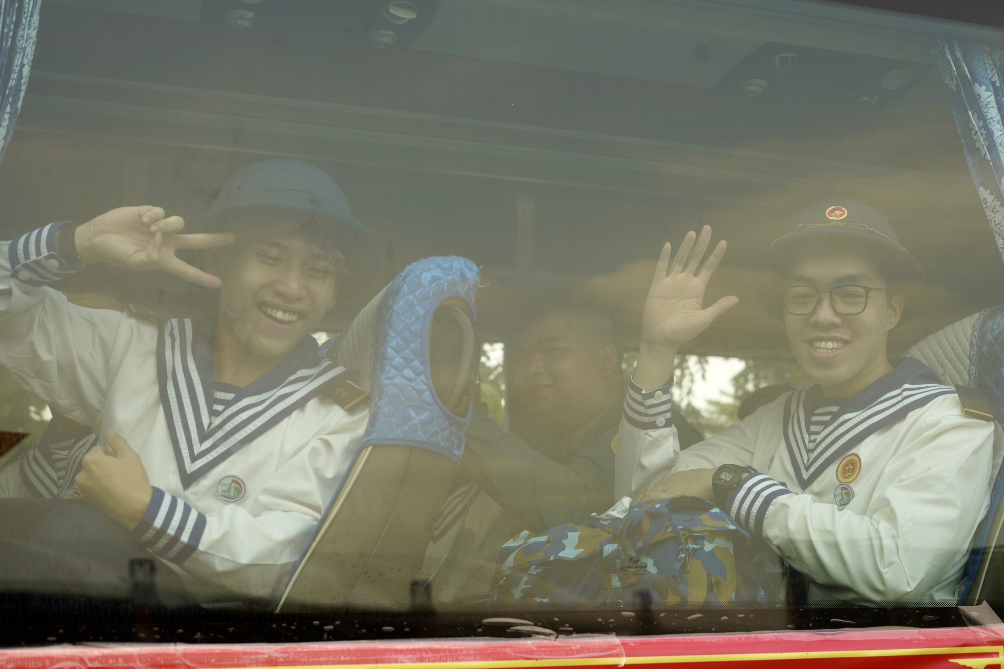 Những khoảnh khắc x&uacute;c động trong ng&agrave;y hội t&ograve;ng qu&acirc;n: L&aacute; thư tay của mẹ v&agrave; những c&aacute;i &ocirc;m siết chặt tiếp th&ecirc;m sức mạnh cho h&agrave;ng ngh&igrave;n t&acirc;n binh- Ảnh 39.