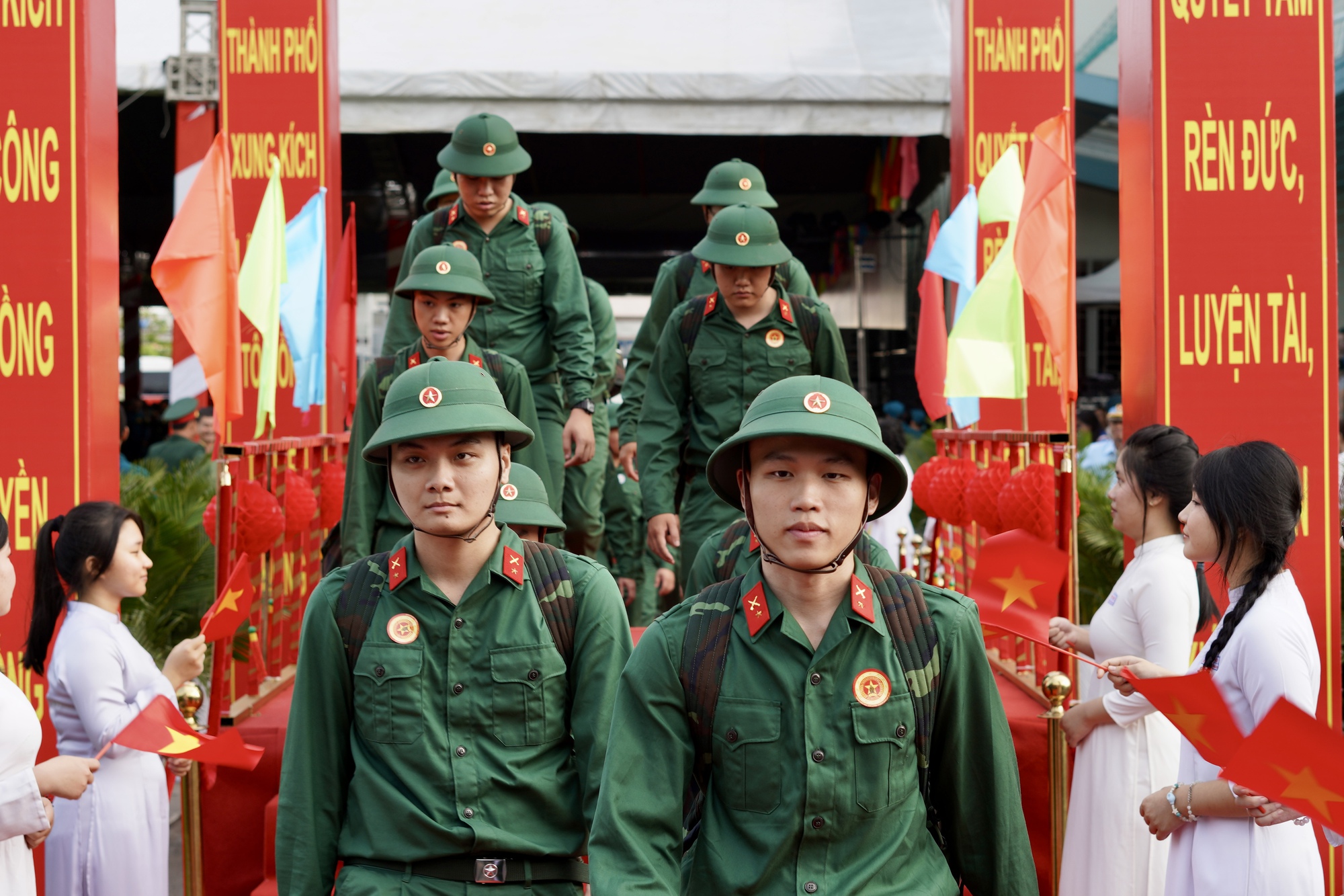 Những khoảnh khắc x&uacute;c động trong ng&agrave;y hội t&ograve;ng qu&acirc;n: L&aacute; thư tay của mẹ v&agrave; những c&aacute;i &ocirc;m siết chặt tiếp th&ecirc;m sức mạnh cho h&agrave;ng ngh&igrave;n t&acirc;n binh- Ảnh 24.