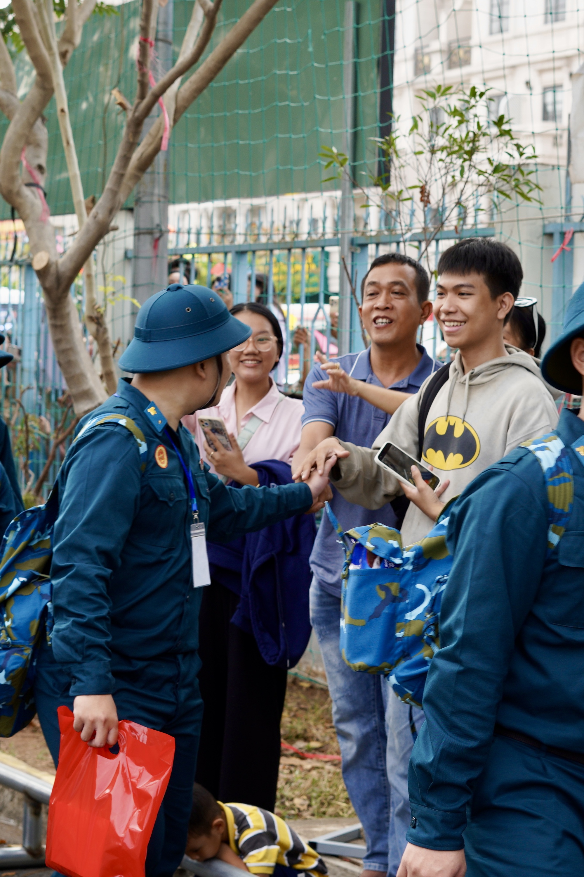 Những khoảnh khắc x&uacute;c động trong ng&agrave;y hội t&ograve;ng qu&acirc;n: L&aacute; thư tay của mẹ v&agrave; những c&aacute;i &ocirc;m siết chặt tiếp th&ecirc;m sức mạnh cho h&agrave;ng ngh&igrave;n t&acirc;n binh- Ảnh 40.