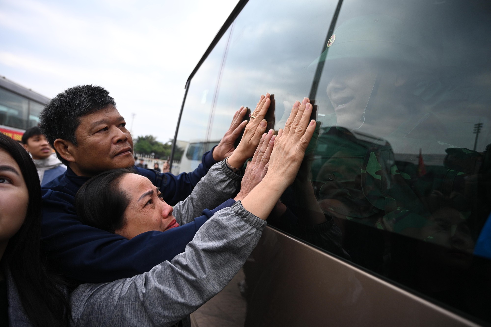 Những khoảnh khắc x&uacute;c động trong ng&agrave;y hội t&ograve;ng qu&acirc;n: L&aacute; thư tay của mẹ v&agrave; những c&aacute;i &ocirc;m siết chặt tiếp th&ecirc;m sức mạnh cho h&agrave;ng ngh&igrave;n t&acirc;n binh- Ảnh 10.