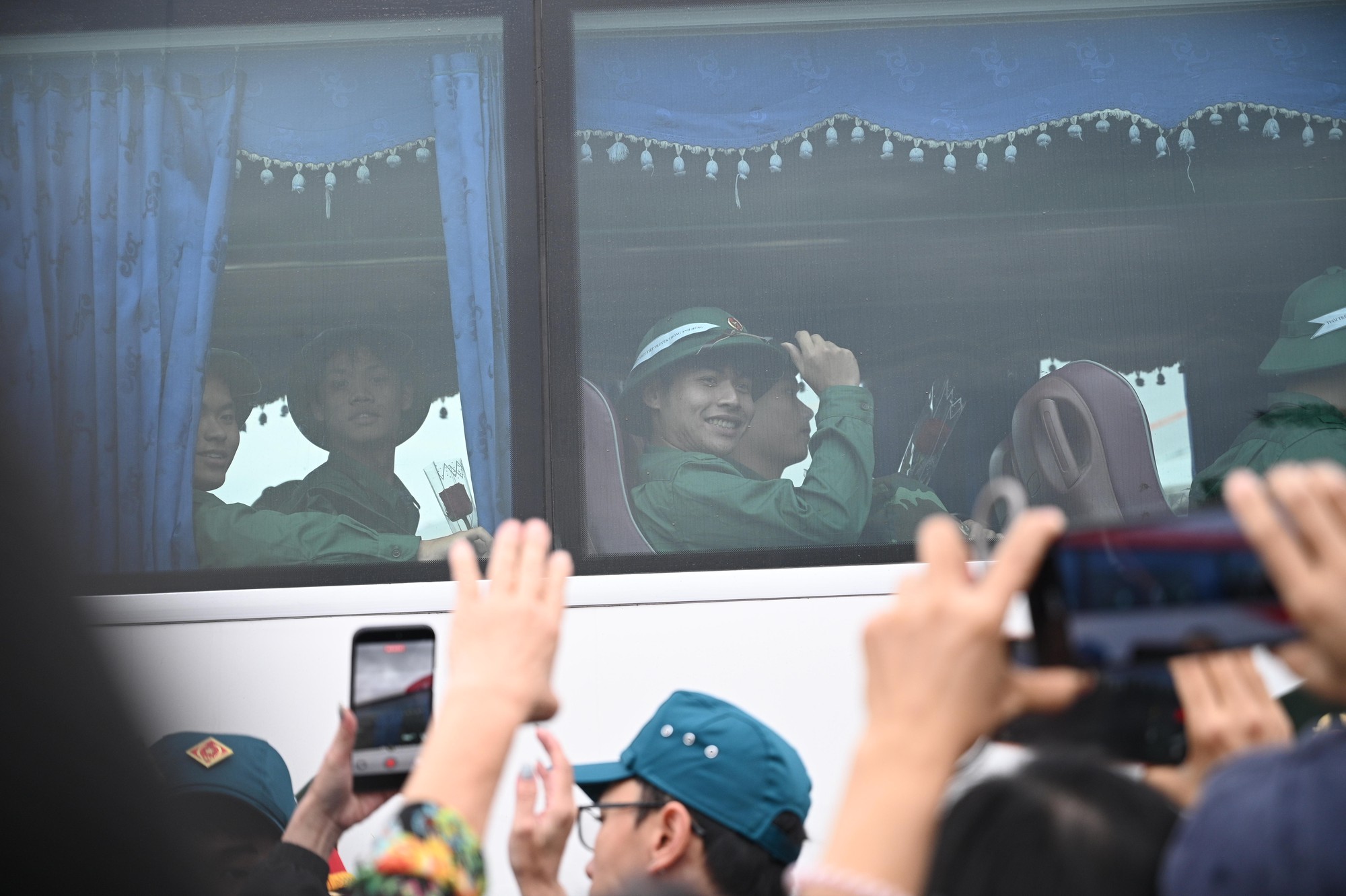 Những khoảnh khắc x&uacute;c động trong ng&agrave;y hội t&ograve;ng qu&acirc;n: L&aacute; thư tay của mẹ v&agrave; những c&aacute;i &ocirc;m siết chặt tiếp th&ecirc;m sức mạnh cho h&agrave;ng ngh&igrave;n t&acirc;n binh- Ảnh 8.