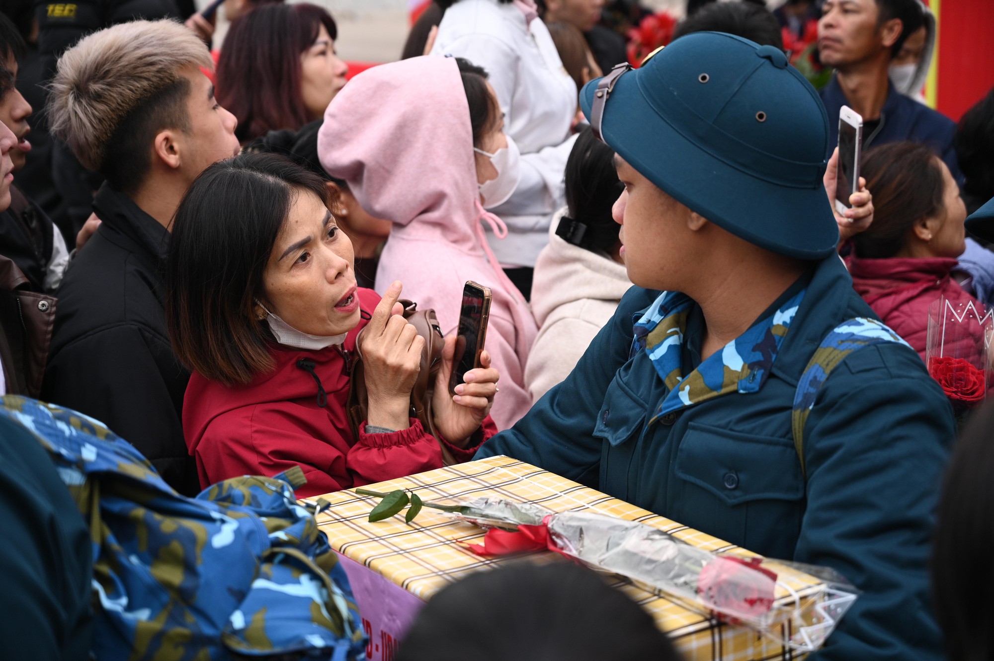 Những khoảnh khắc x&uacute;c động trong ng&agrave;y hội t&ograve;ng qu&acirc;n: L&aacute; thư tay của mẹ v&agrave; những c&aacute;i &ocirc;m siết chặt tiếp th&ecirc;m sức mạnh cho h&agrave;ng ngh&igrave;n t&acirc;n binh- Ảnh 3.