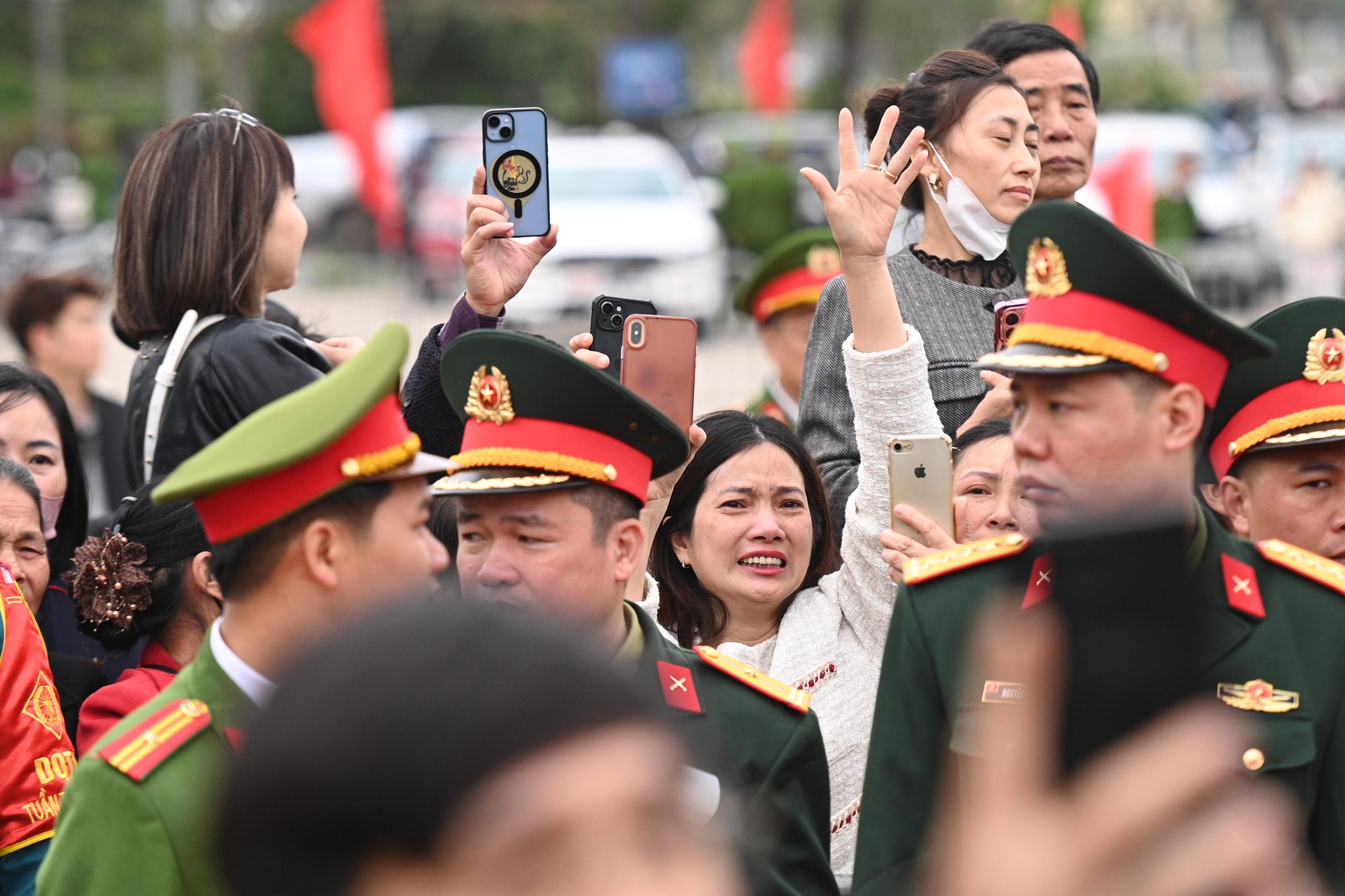 Những khoảnh khắc x&uacute;c động trong ng&agrave;y hội t&ograve;ng qu&acirc;n: L&aacute; thư tay của mẹ v&agrave; những c&aacute;i &ocirc;m siết chặt tiếp th&ecirc;m sức mạnh cho h&agrave;ng ngh&igrave;n t&acirc;n binh- Ảnh 2.