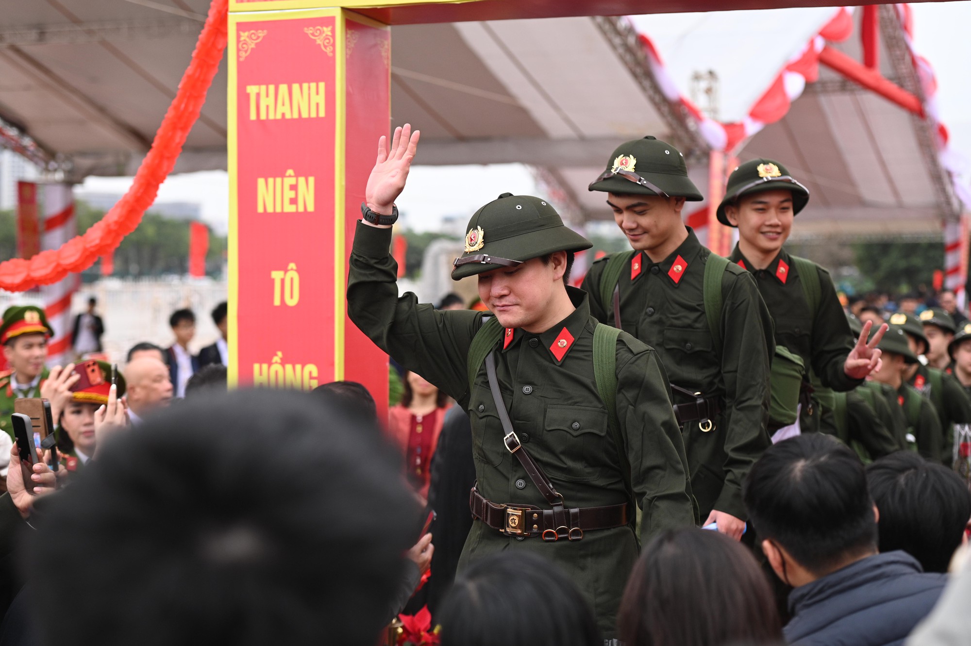 Những khoảnh khắc x&uacute;c động trong ng&agrave;y hội t&ograve;ng qu&acirc;n: L&aacute; thư tay của mẹ v&agrave; những c&aacute;i &ocirc;m siết chặt tiếp th&ecirc;m sức mạnh cho h&agrave;ng ngh&igrave;n t&acirc;n binh- Ảnh 1.