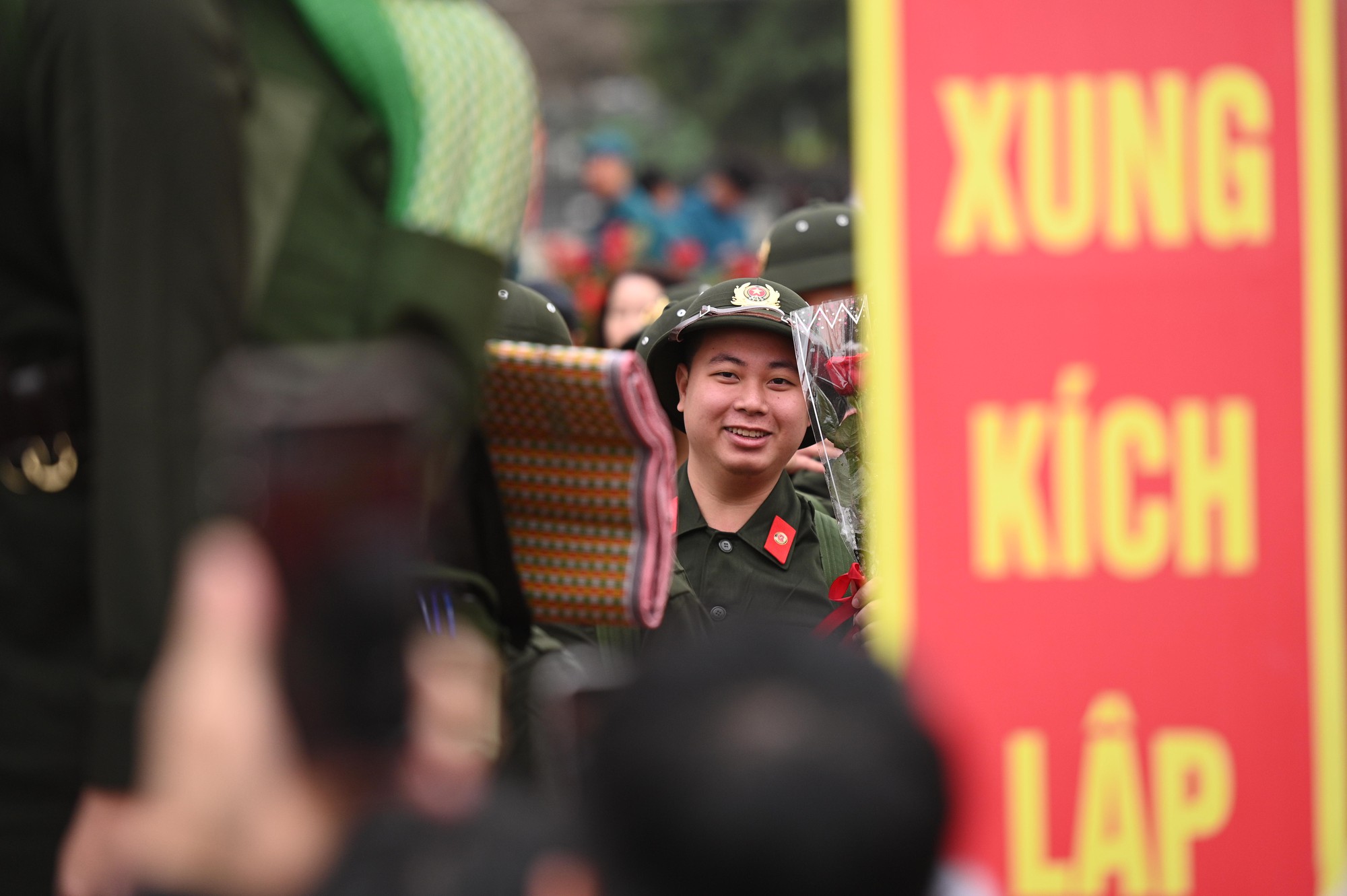 Những khoảnh khắc x&uacute;c động trong ng&agrave;y hội t&ograve;ng qu&acirc;n: L&aacute; thư tay của mẹ v&agrave; những c&aacute;i &ocirc;m siết chặt tiếp th&ecirc;m sức mạnh cho h&agrave;ng ngh&igrave;n t&acirc;n binh- Ảnh 5.