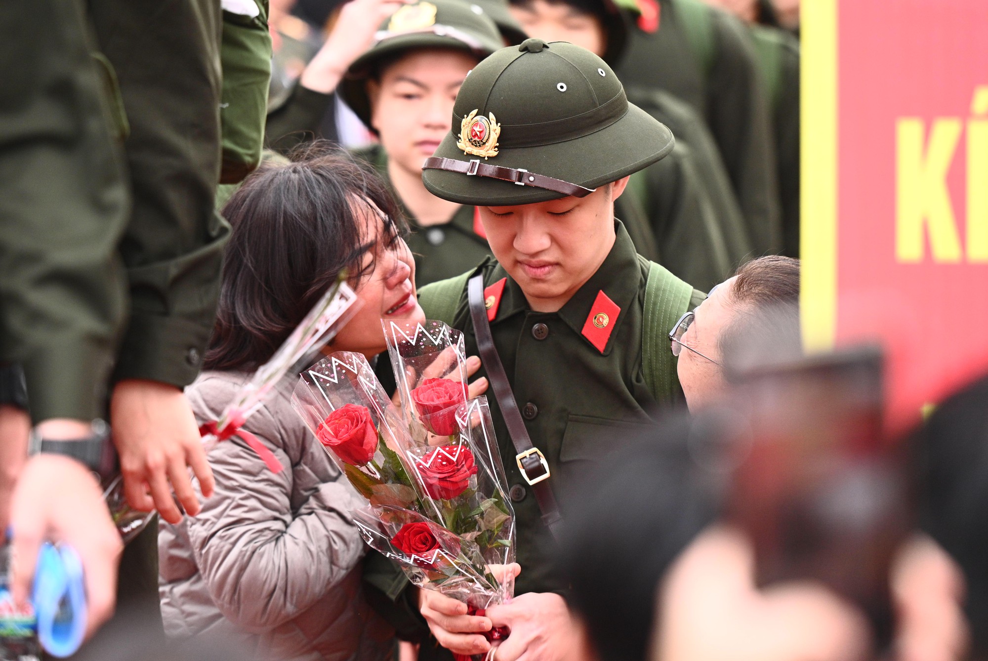 Những khoảnh khắc x&uacute;c động trong ng&agrave;y hội t&ograve;ng qu&acirc;n: L&aacute; thư tay của mẹ v&agrave; những c&aacute;i &ocirc;m siết chặt tiếp th&ecirc;m sức mạnh cho h&agrave;ng ngh&igrave;n t&acirc;n binh- Ảnh 4.