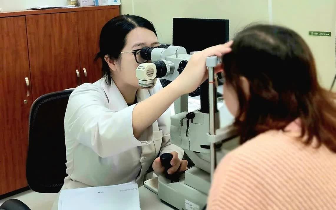 Ph&aacute;t hiện sớm u tuyến y&ecirc;n, cứu thị lực cho nữ gi&aacute;o vi&ecirc;n nước ngo&agrave;i- Ảnh 1.