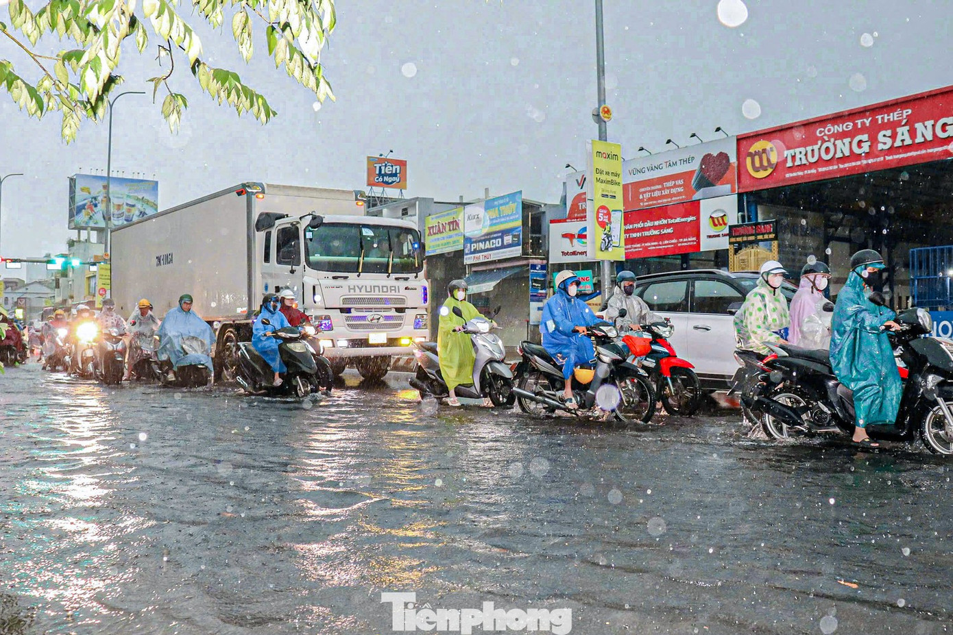 Miền Bắc sắp hửng nắng, miền Trung mưa dài ngày- Ảnh 1.