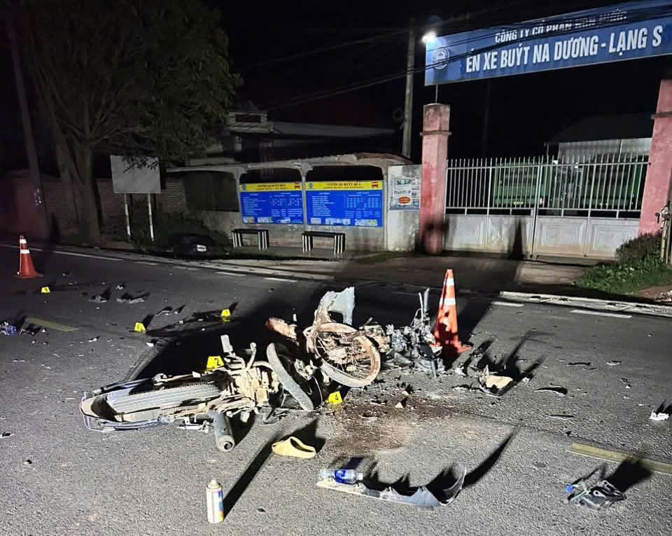 Tai nạn kinh hoàng giữa 2 xe máy, 4 người tử vong- Ảnh 1. Tai nạn kinh hoàng giữa 2 xe máy, 4 người tử vong- Ảnh 1.