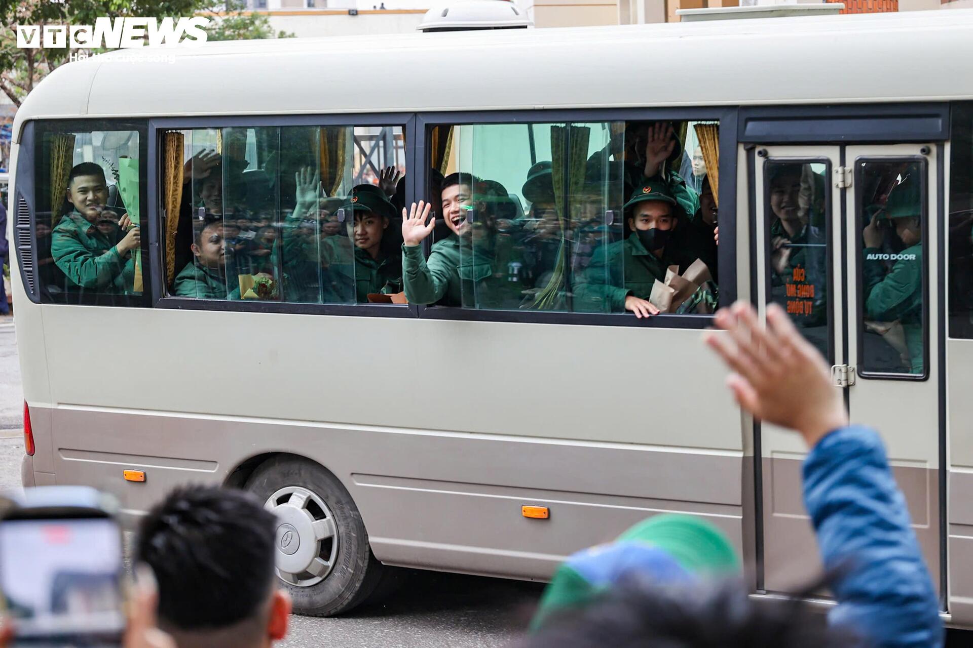 T&acirc;n binh bịn rịn chia tay bạn g&aacute;i, hẹn tổ chức đ&aacute;m cưới sau 2 năm qu&acirc;n ngũ- Ảnh 18.