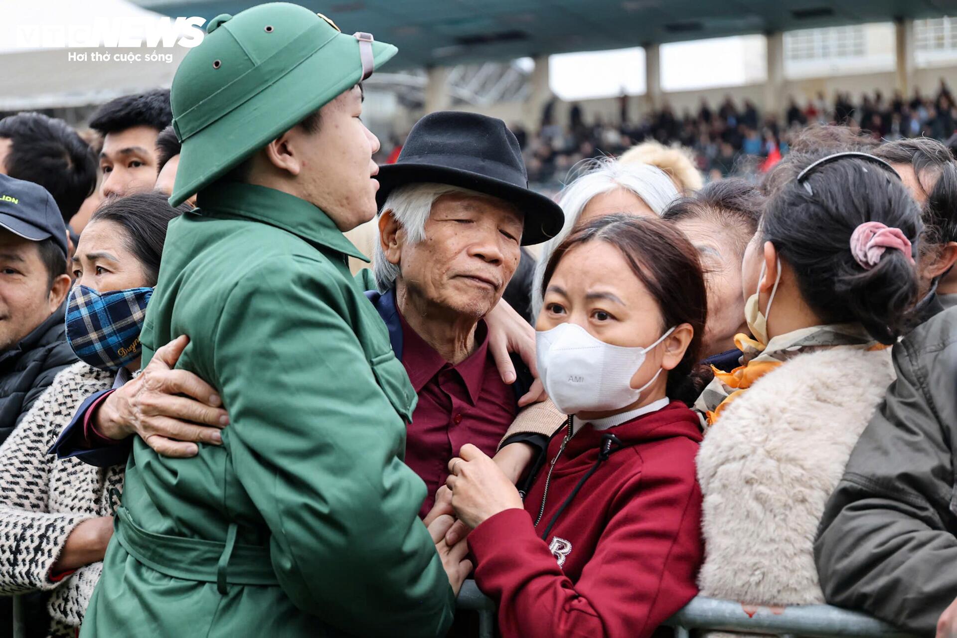 T&acirc;n binh bịn rịn chia tay bạn g&aacute;i, hẹn tổ chức đ&aacute;m cưới sau 2 năm qu&acirc;n ngũ- Ảnh 2.