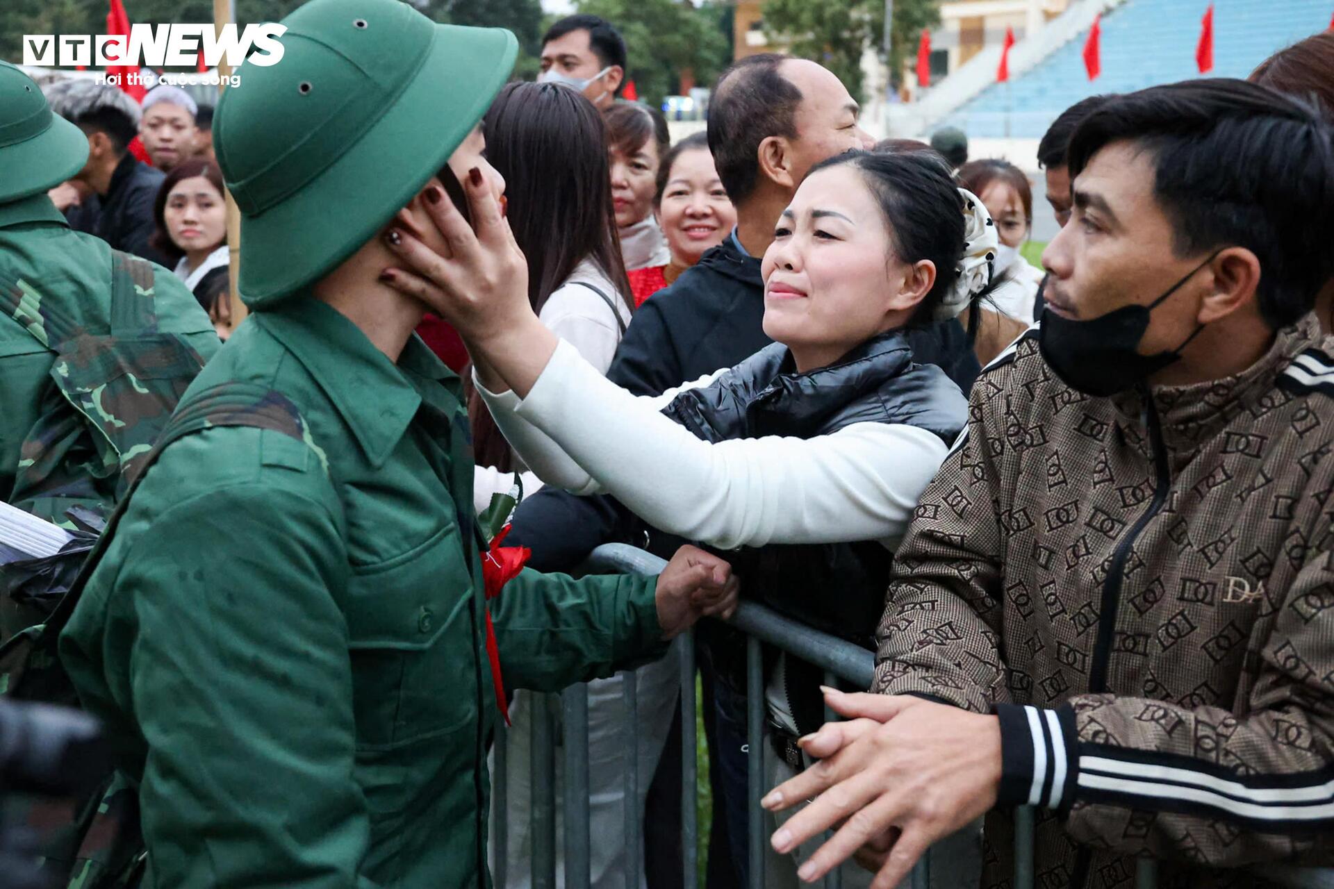 T&acirc;n binh bịn rịn chia tay bạn g&aacute;i, hẹn tổ chức đ&aacute;m cưới sau 2 năm qu&acirc;n ngũ- Ảnh 3.